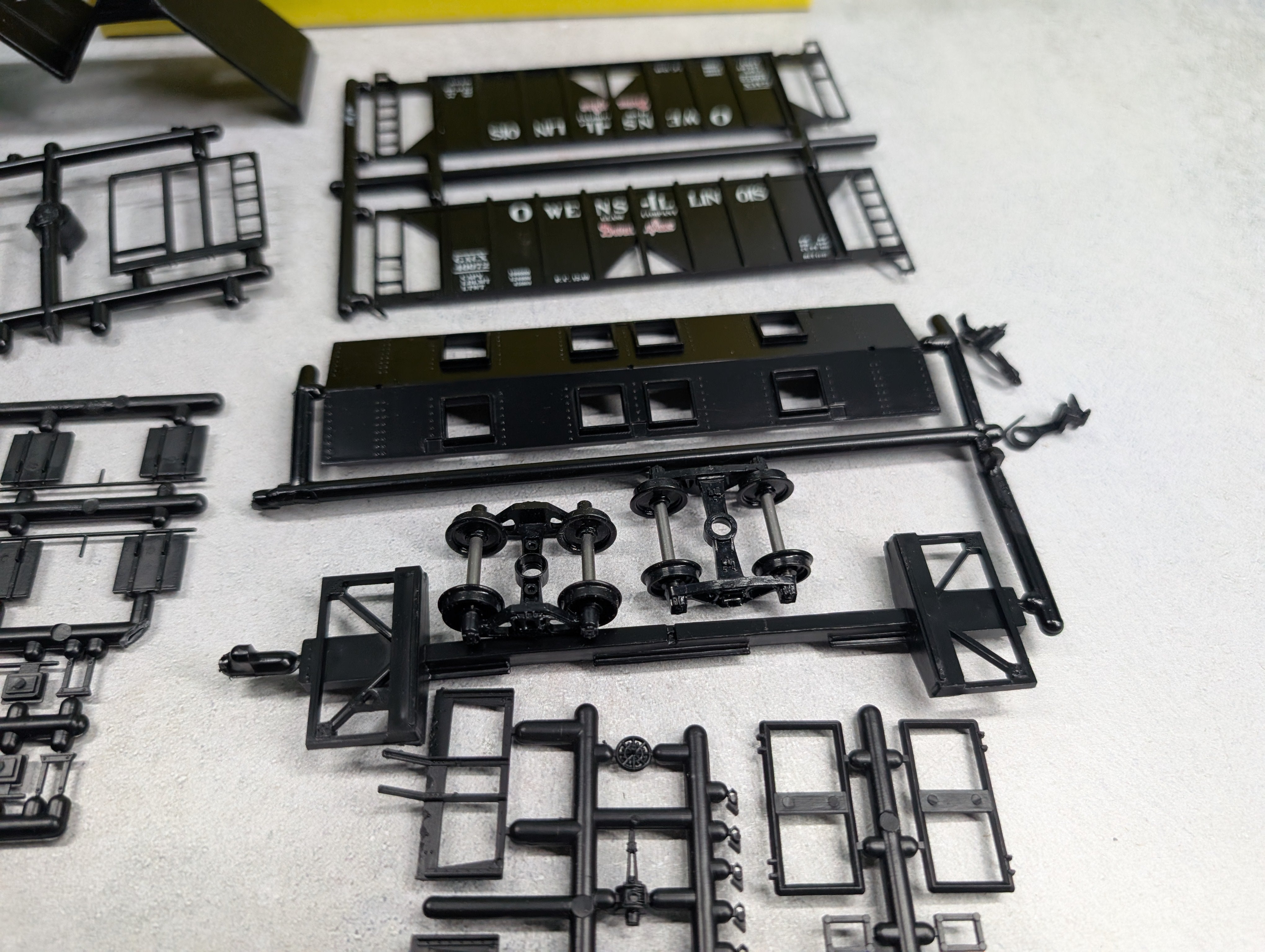 USED E&B Valley HO Scale Covered Hopper Owens Illinois GACX Bev-Bel KIT