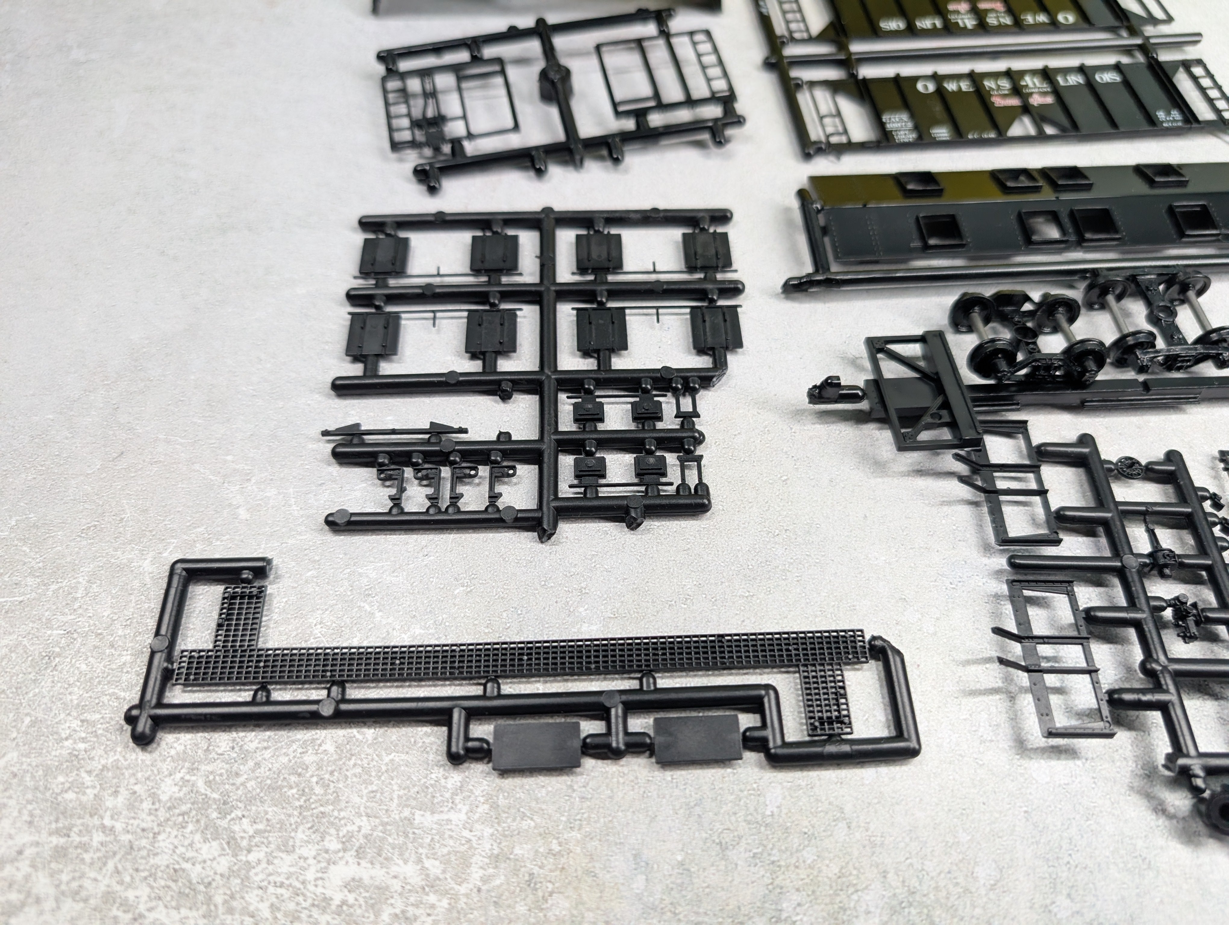 USED E&B Valley HO Scale Covered Hopper Owens Illinois GACX Bev-Bel KIT