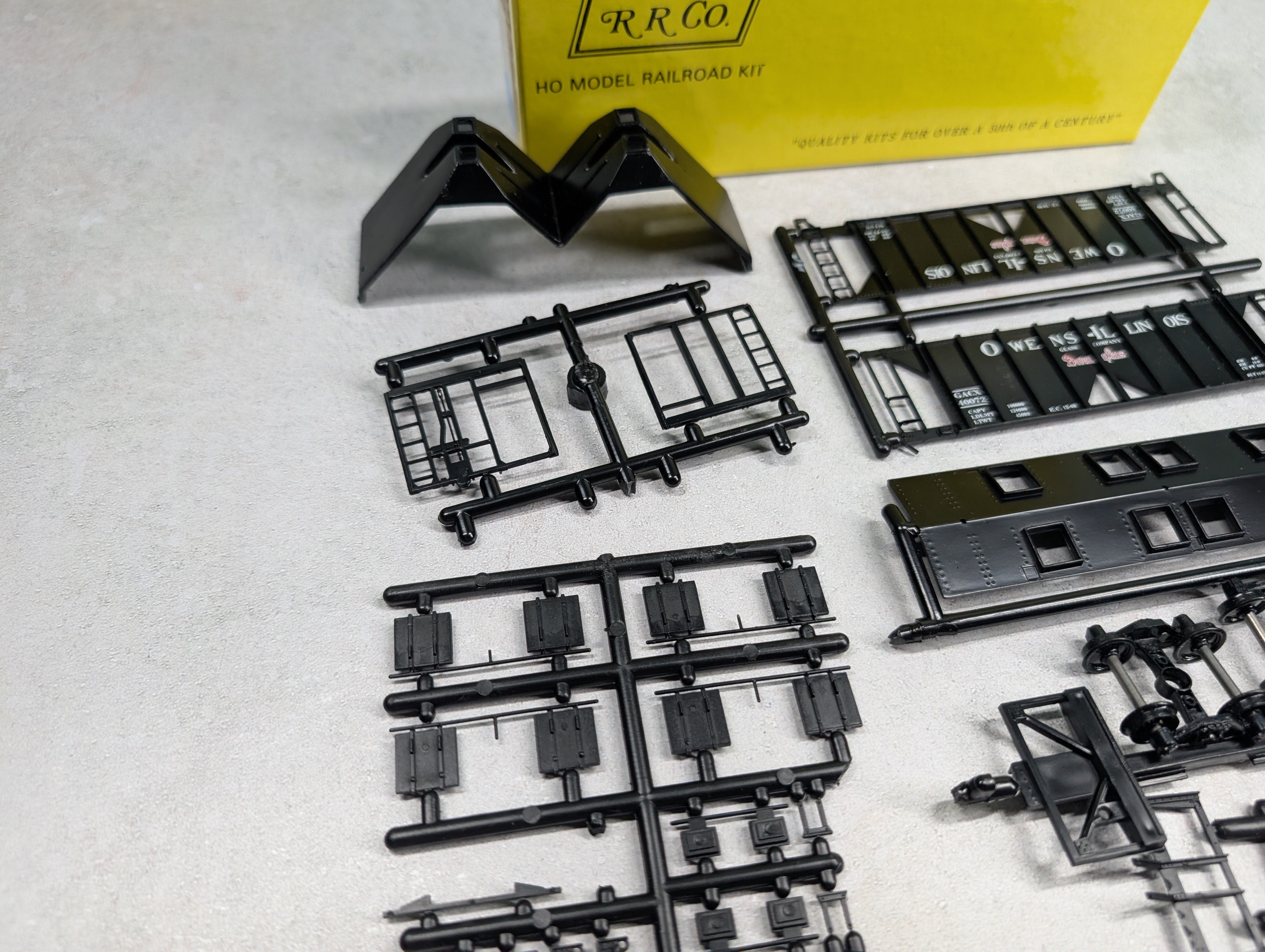 USED E&B Valley HO Scale Covered Hopper Owens Illinois GACX Bev-Bel KIT