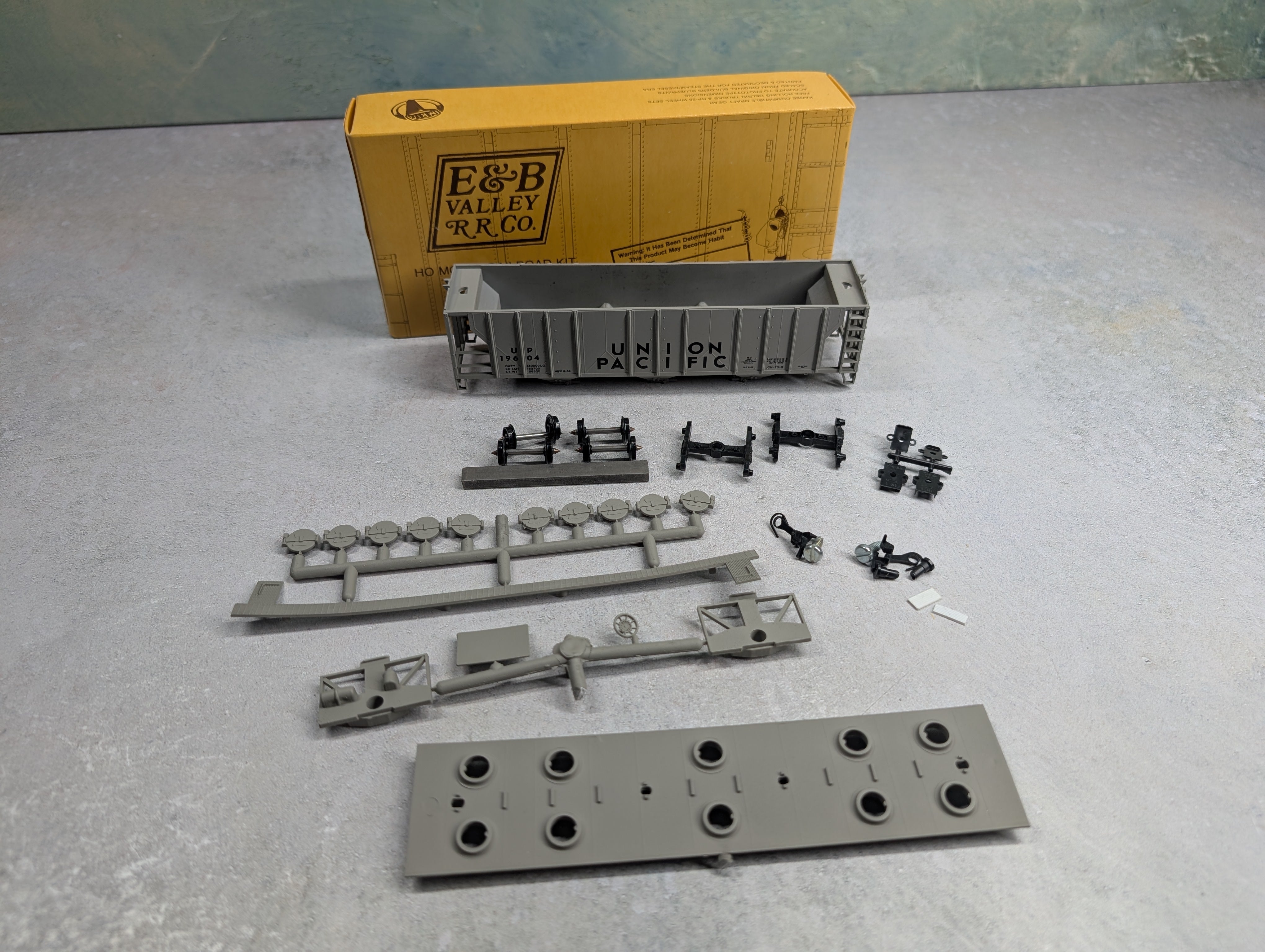 USED E&B Valley 6804 HO Scale Covered Hopper Union Pacific UP KIT