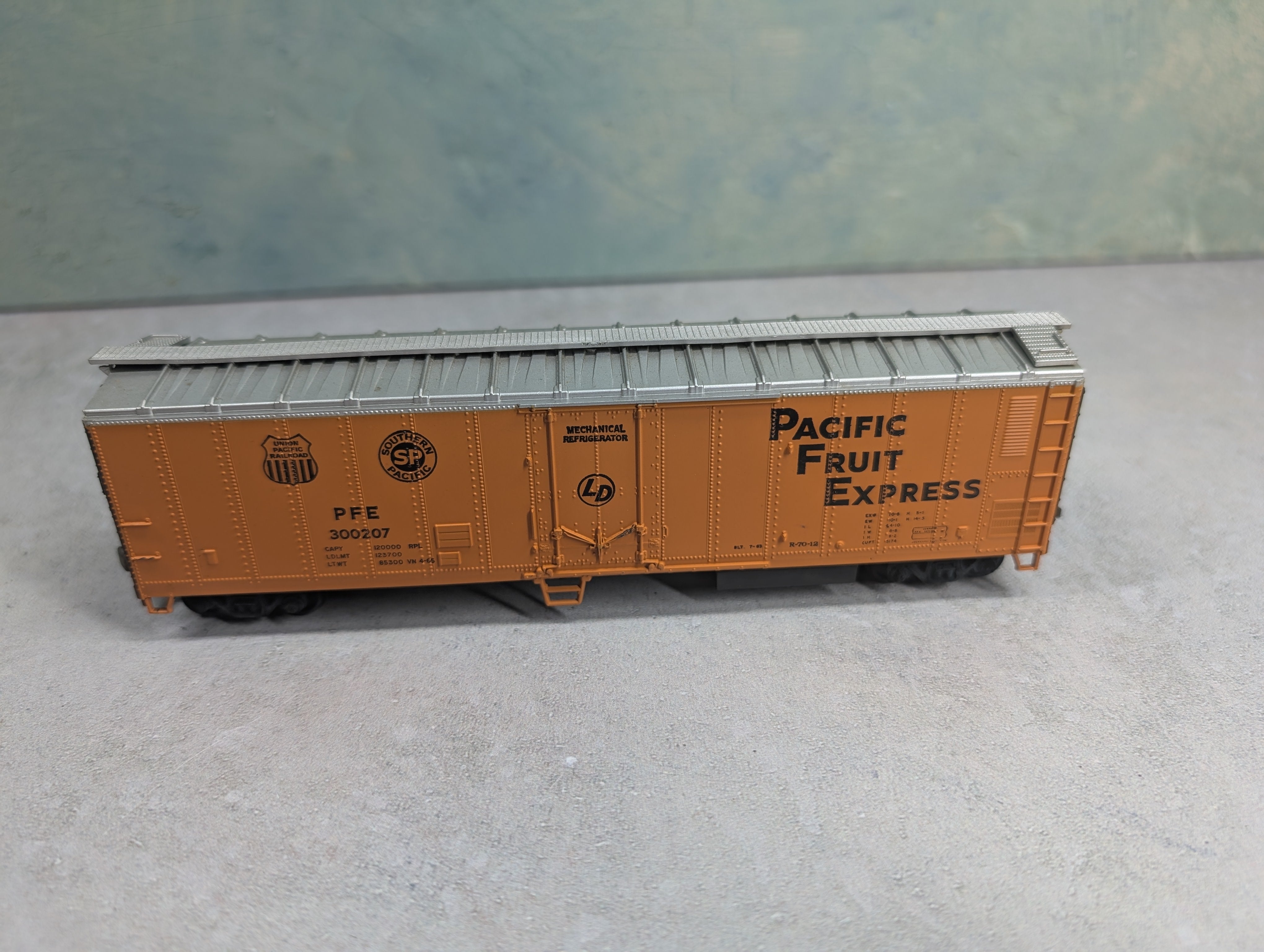 USED Athearn HO Scale 50' Mech Reefer Pacific Fruit Express PFE #300207