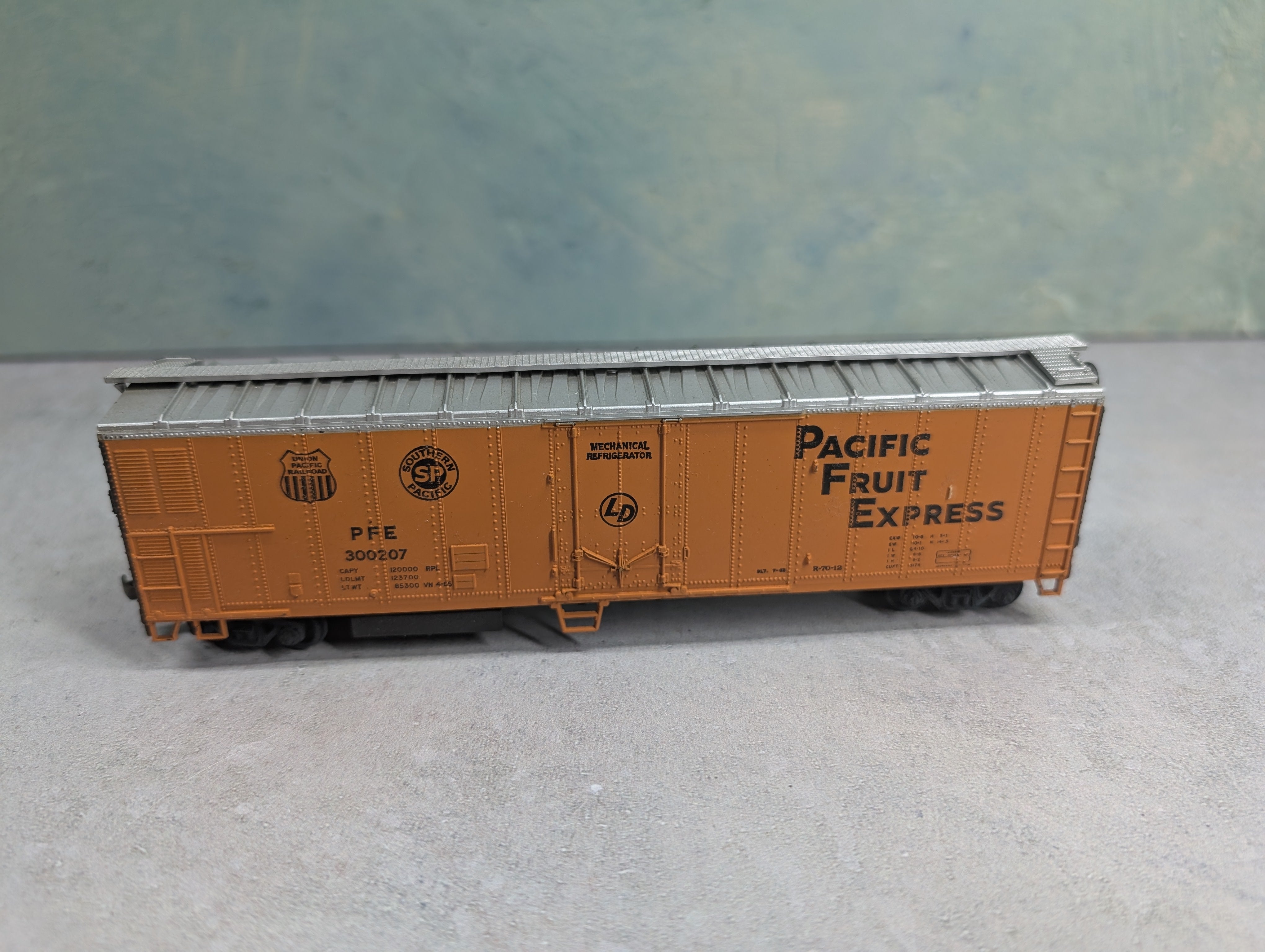 USED Athearn HO Scale 50' Mech Reefer Pacific Fruit Express PFE #300207