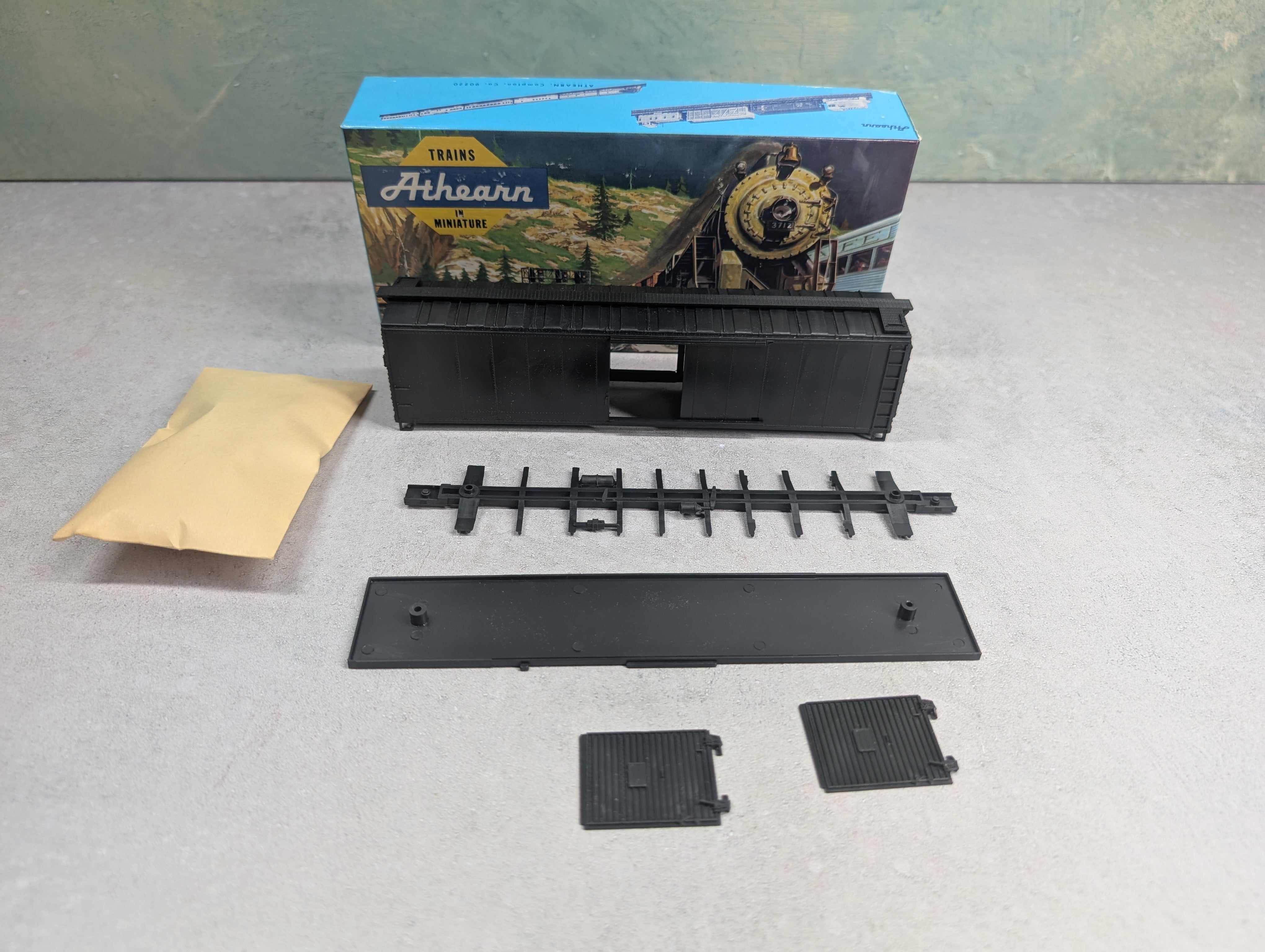 USED Athearn 5050 HO Scale 50' SD Box Car Undecorated Black KIT