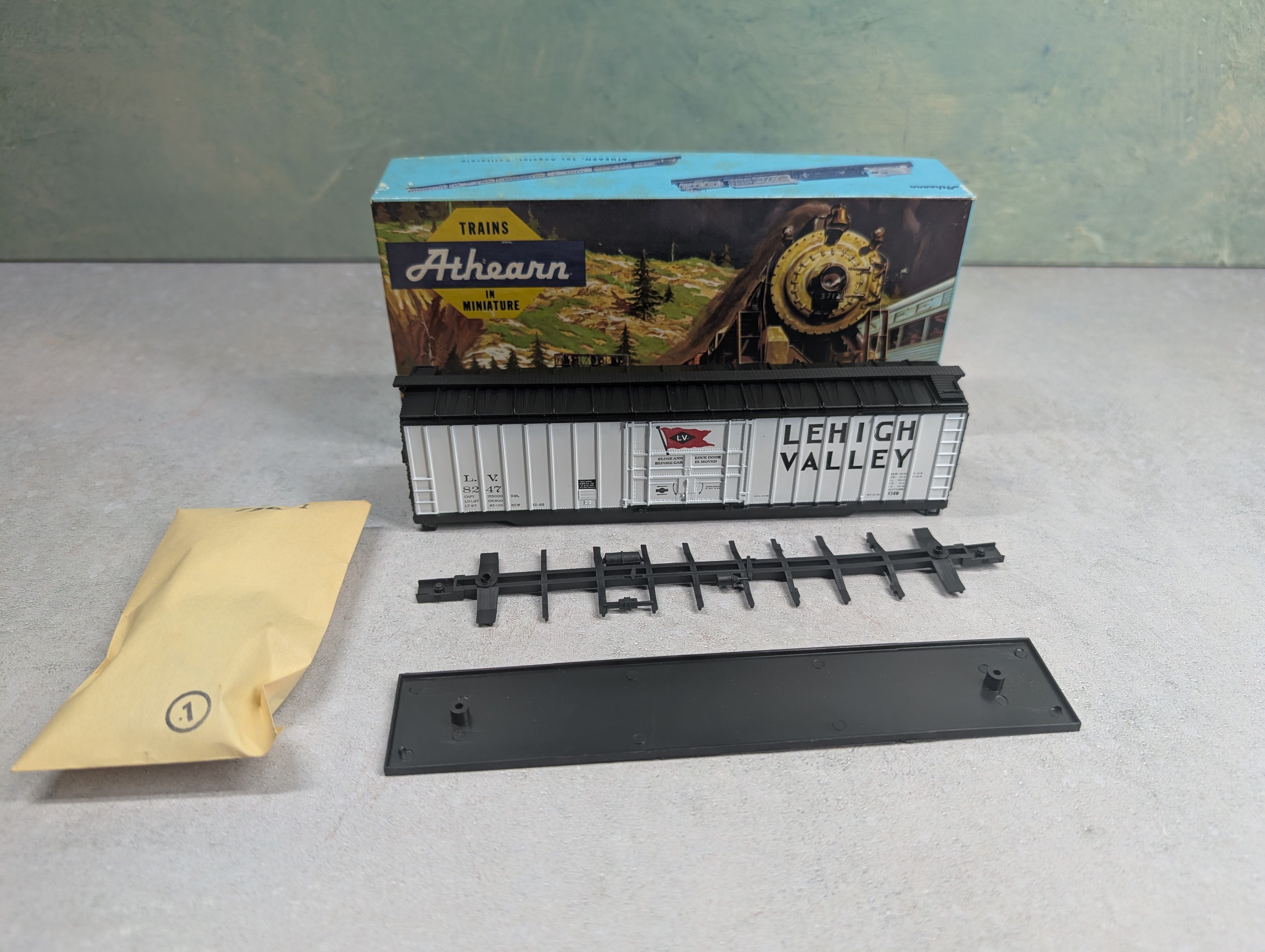 USED Athearn 1343 HO Scale 50' Outside Braced Box Car Lehigh Valley LV #8247 KIT