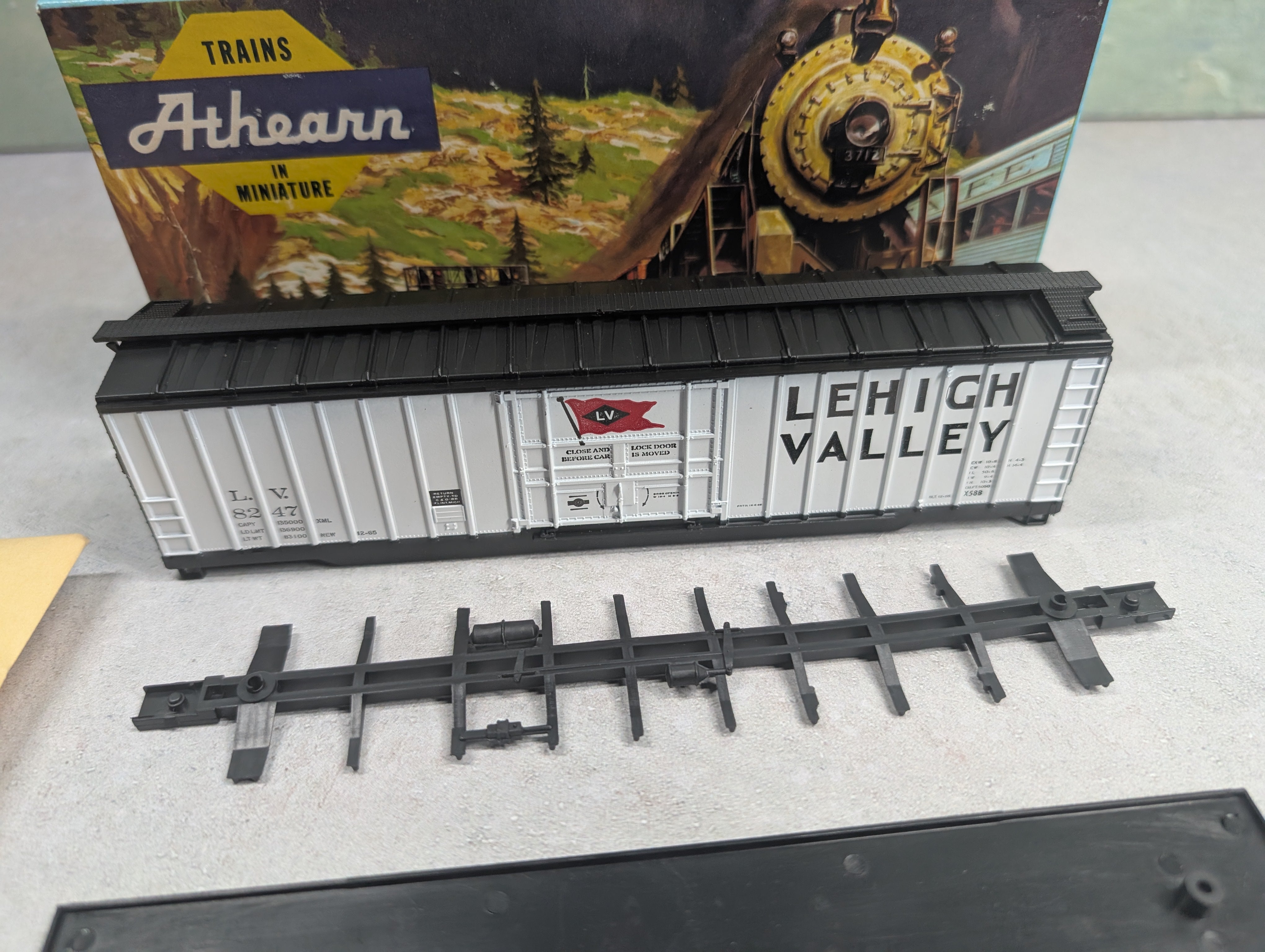 USED Athearn 1343 HO Scale 50' Outside Braced Box Car Lehigh Valley LV #8247 KIT