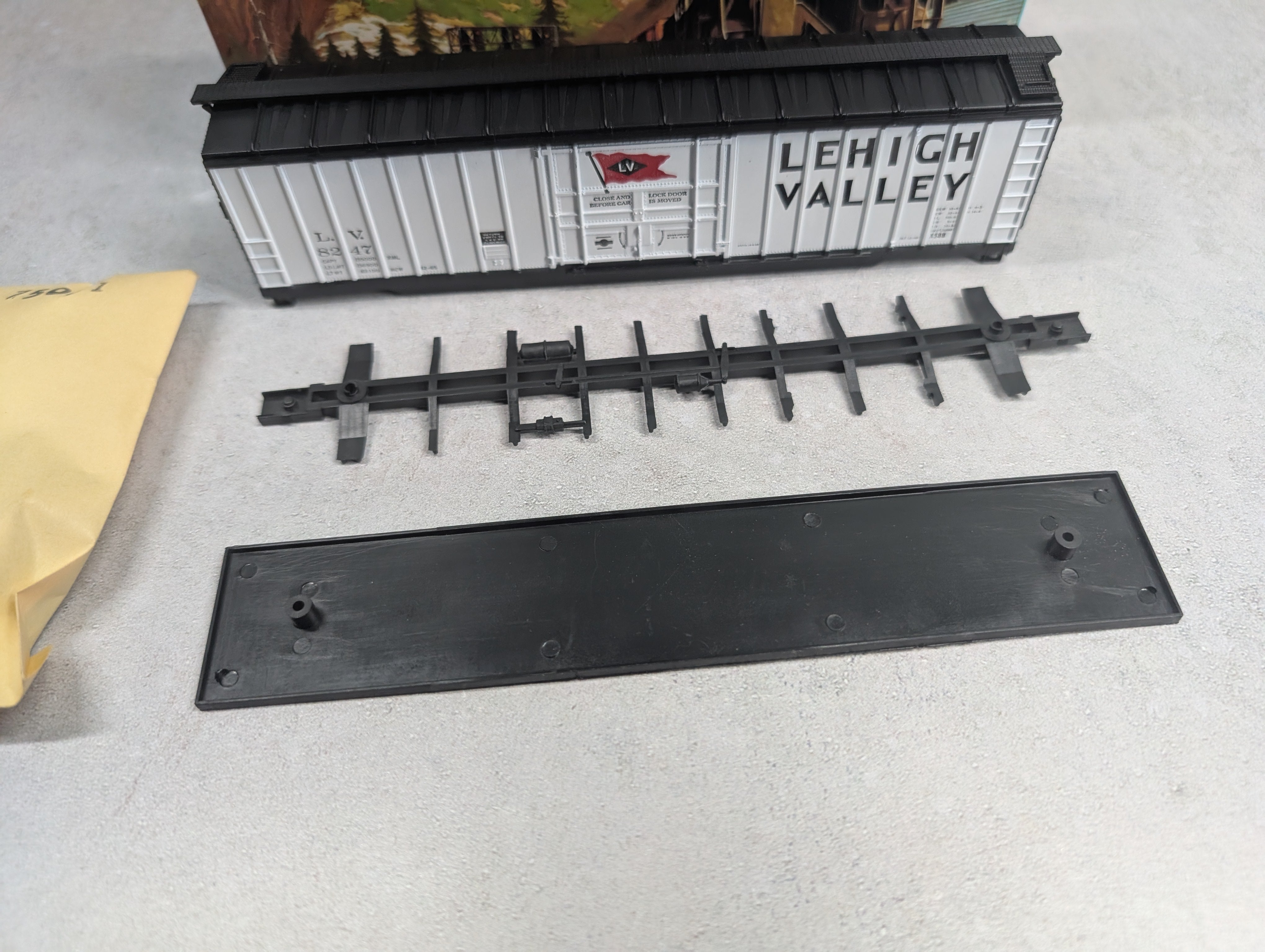 USED Athearn 1343 HO Scale 50' Outside Braced Box Car Lehigh Valley LV #8247 KIT