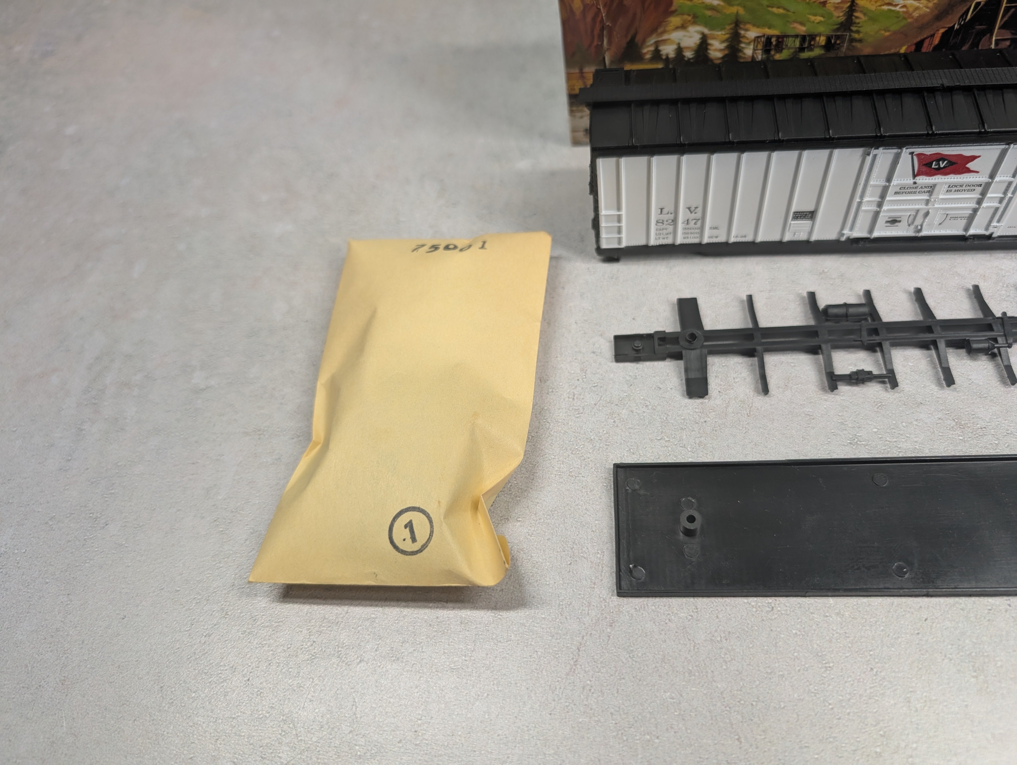 USED Athearn 1343 HO Scale 50' Outside Braced Box Car Lehigh Valley LV #8247 KIT