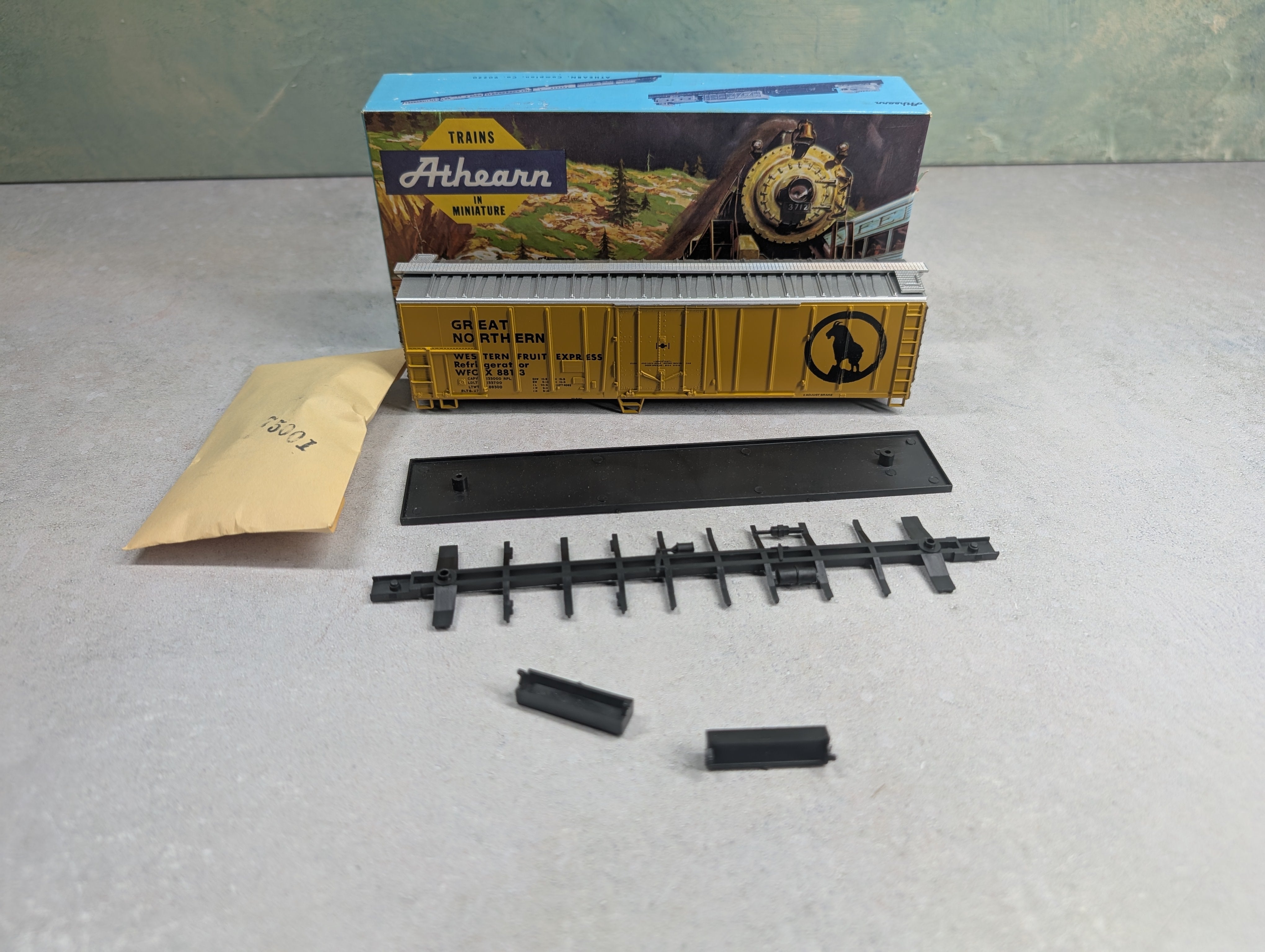USED Athearn 1634 HO Scale 50' OB Reefer Box Car Great Northern WFCX #8813 KIT