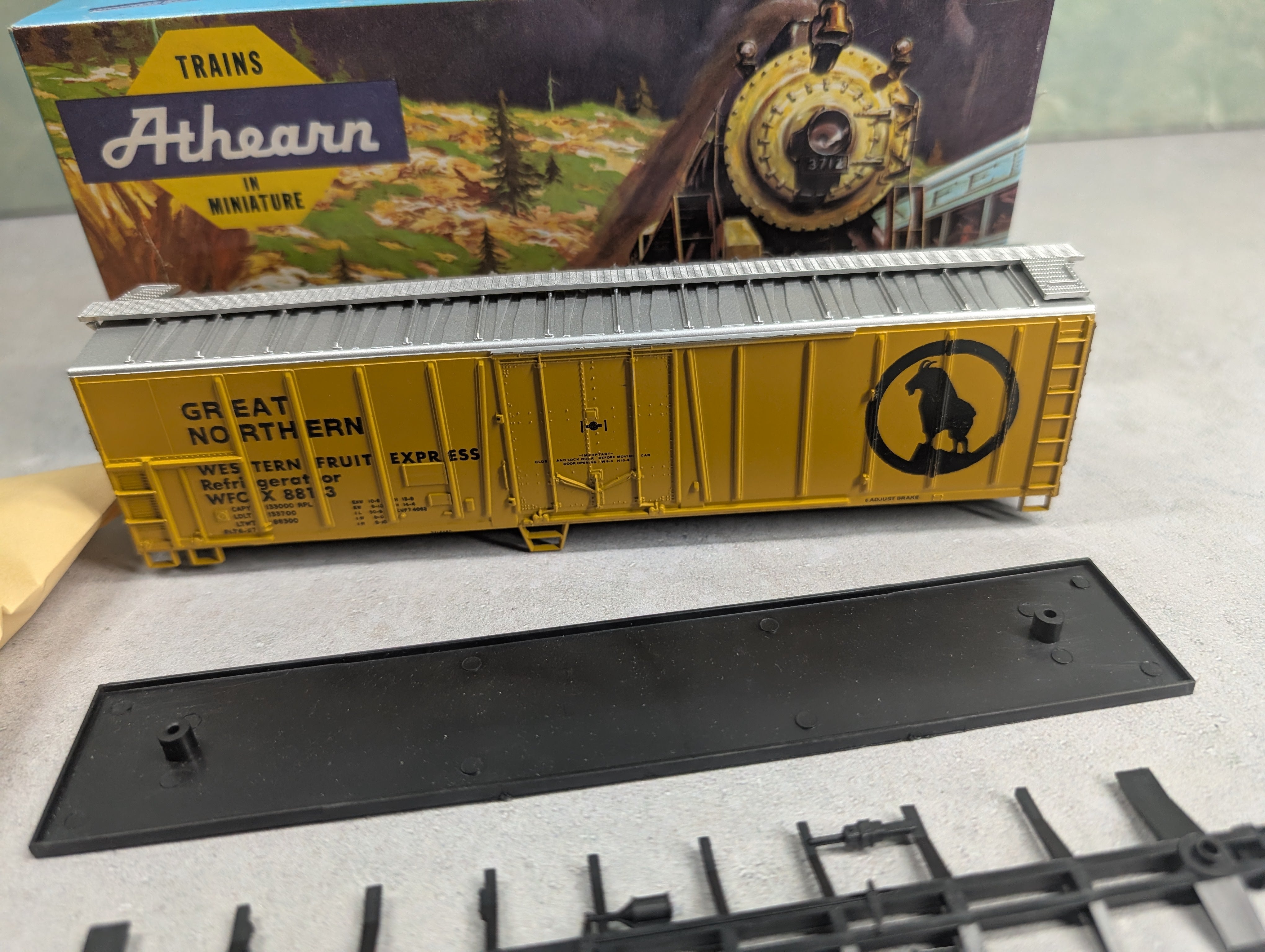 USED Athearn 1634 HO Scale 50' OB Reefer Box Car Great Northern WFCX #8813 KIT