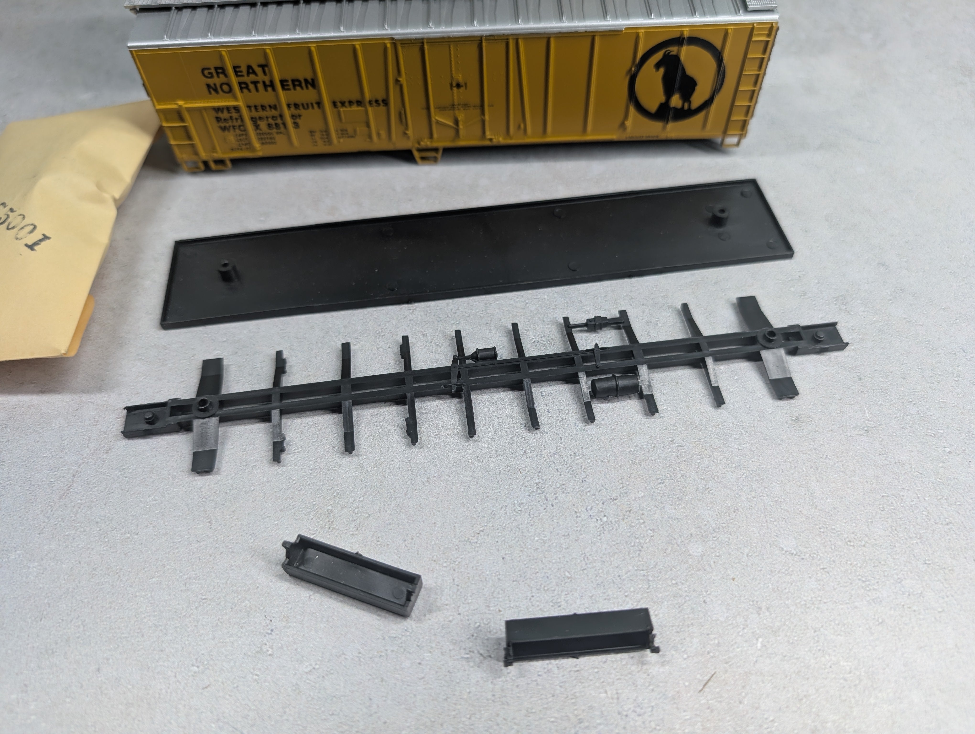 USED Athearn 1634 HO Scale 50' OB Reefer Box Car Great Northern WFCX #8813 KIT