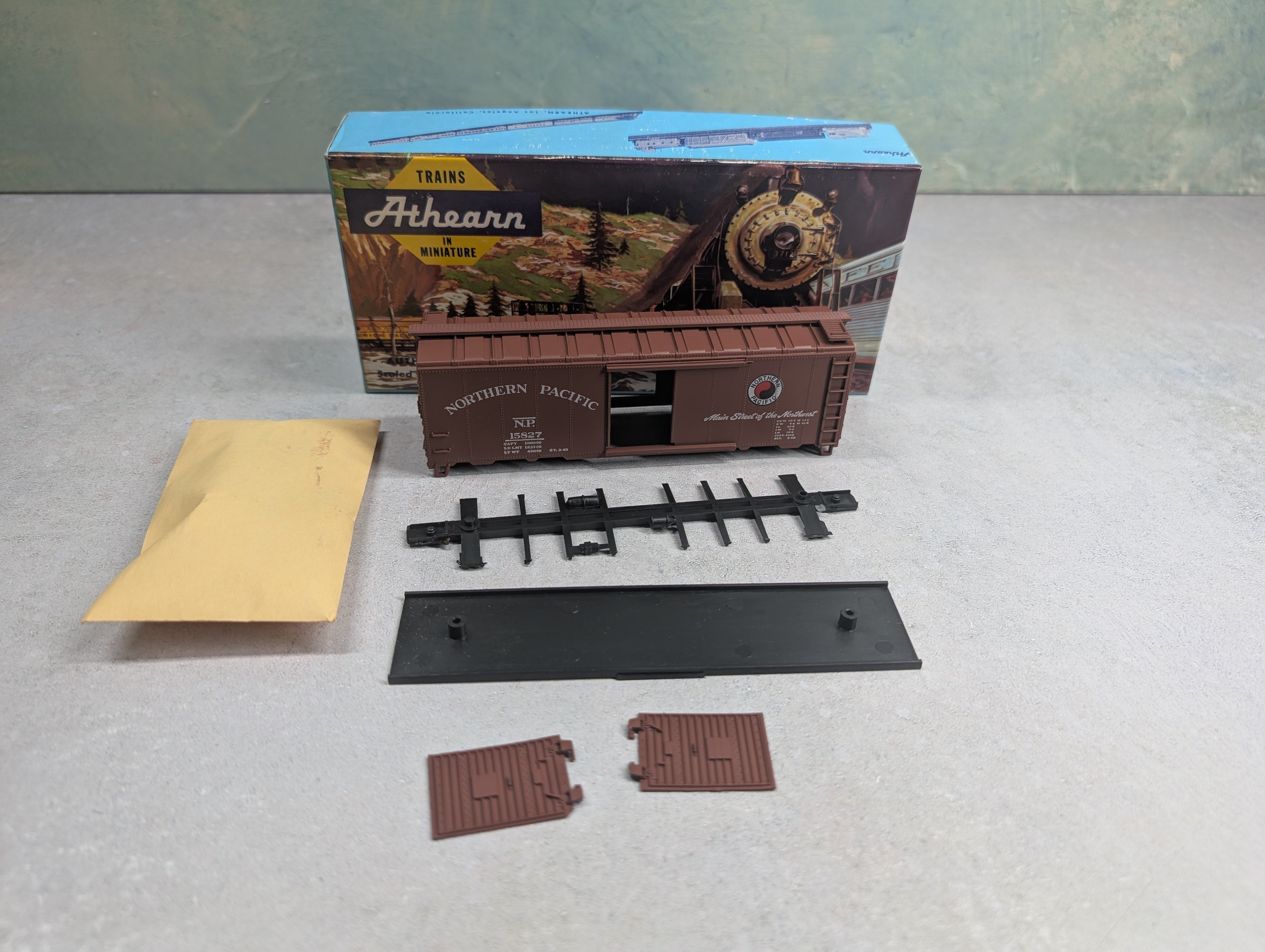 USED Athearn 5010 HO Scale 40' Box Car Northern Pacific NP #15827 KIT