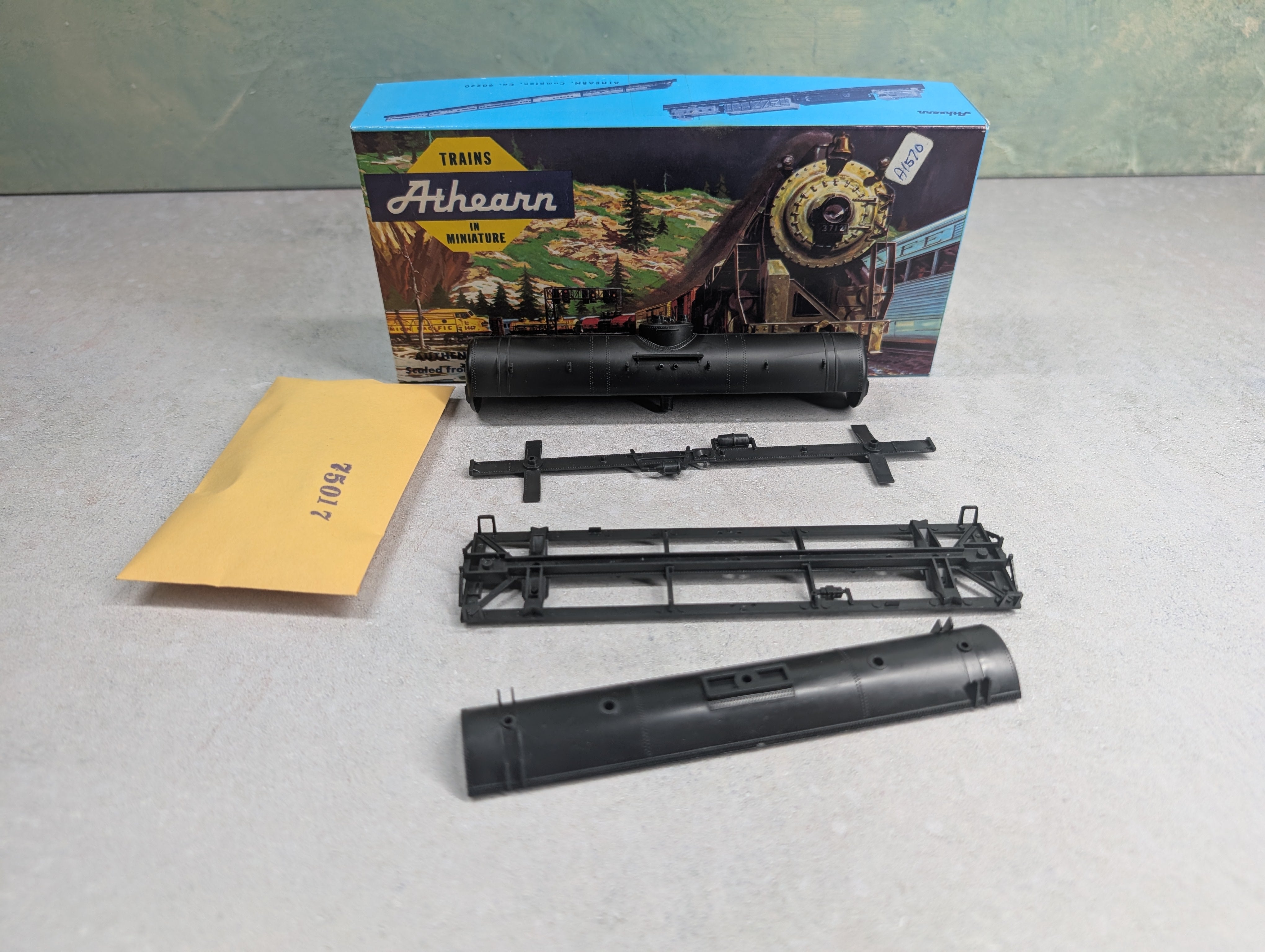 USED Athearn 1570 HO Scale 40' Single Dome Tank Car Undecorated Black KIT
