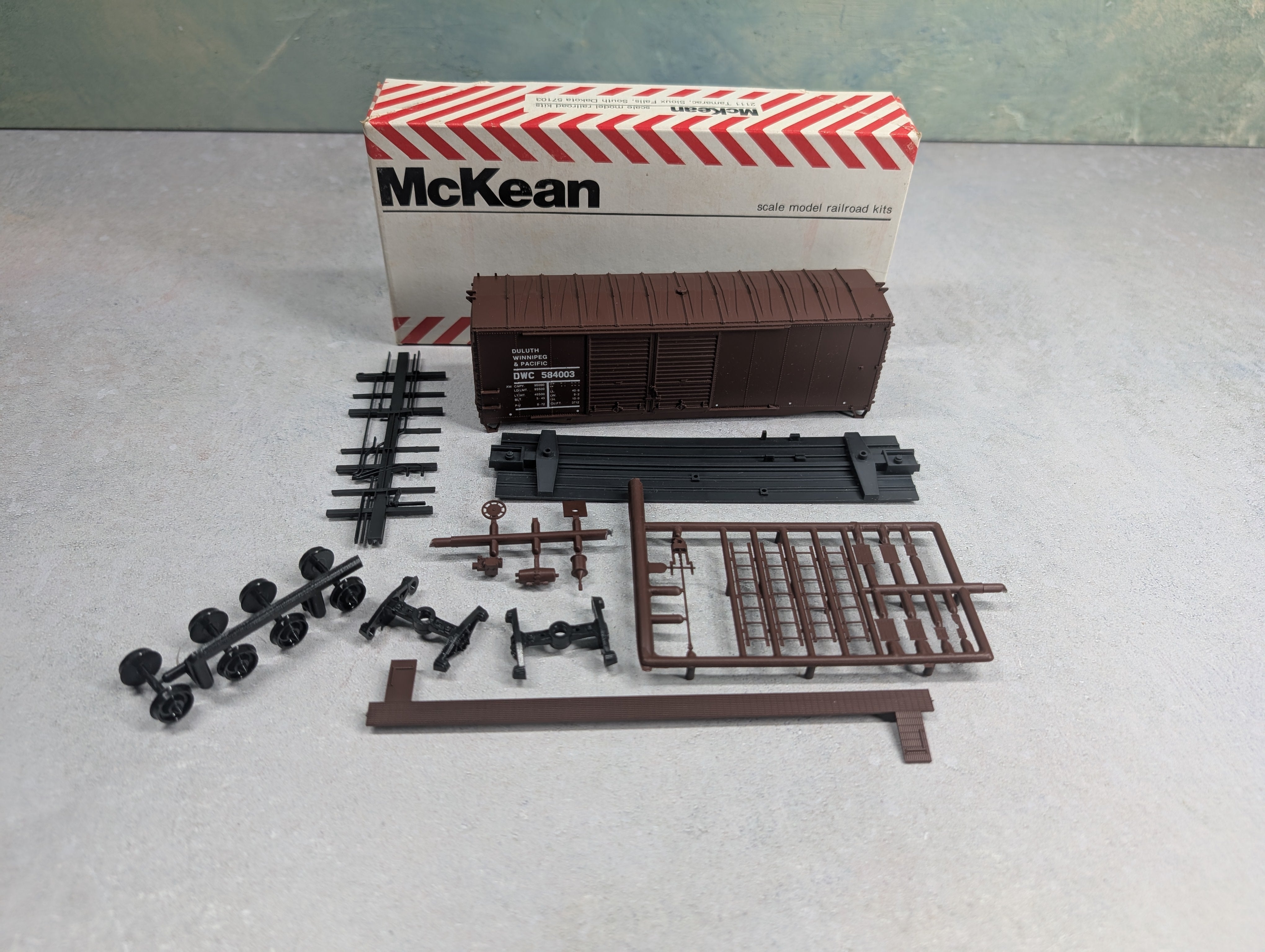 USED MCKEAN HO Scale 40' Box Car Duluth, Winnipeg and Pacific DWC #584003 KIT