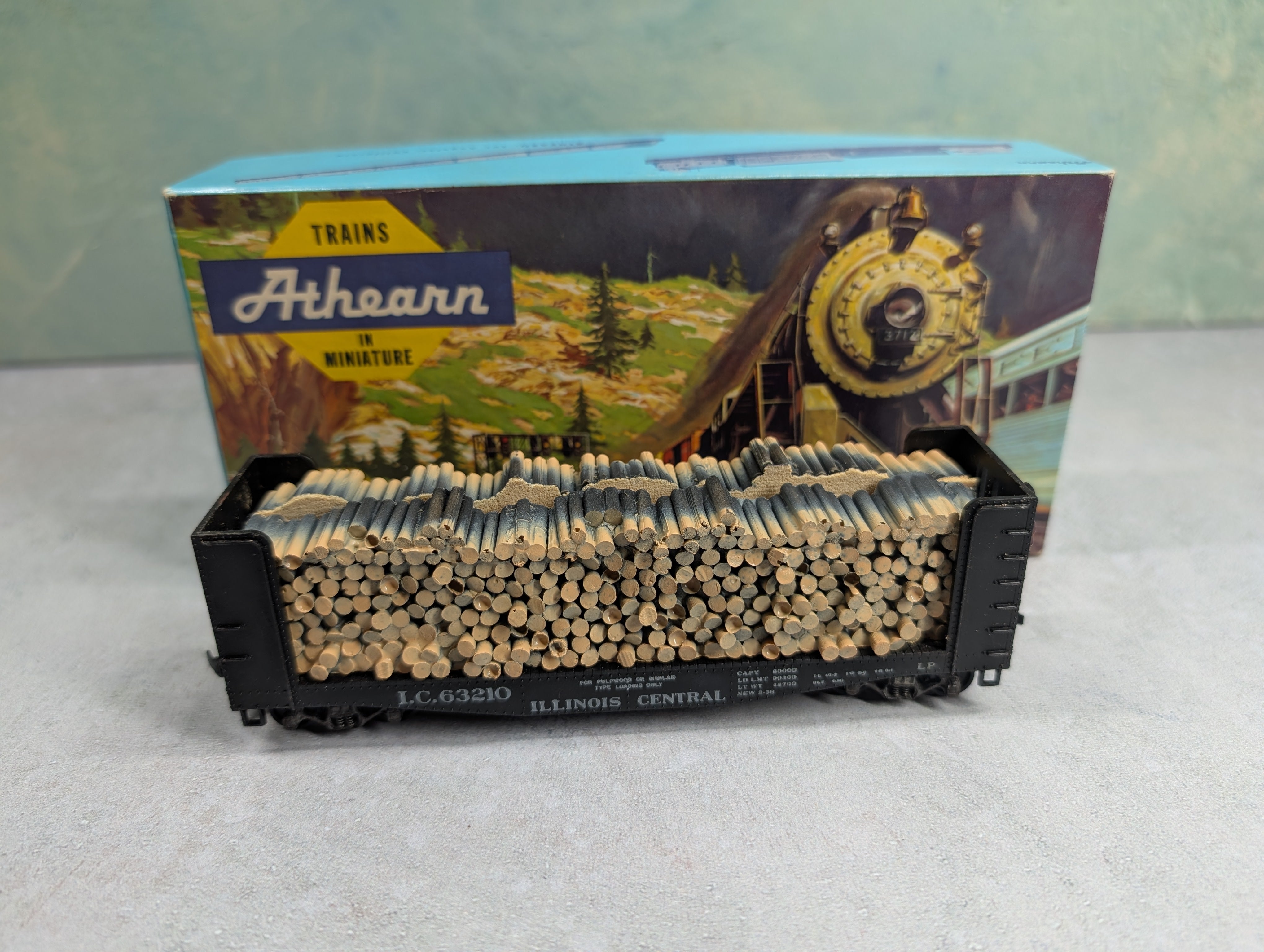 USED Athearn HO Scale Pulpwood Bulkhead Flat Car Illinois Central IC #63210 w/ Load
