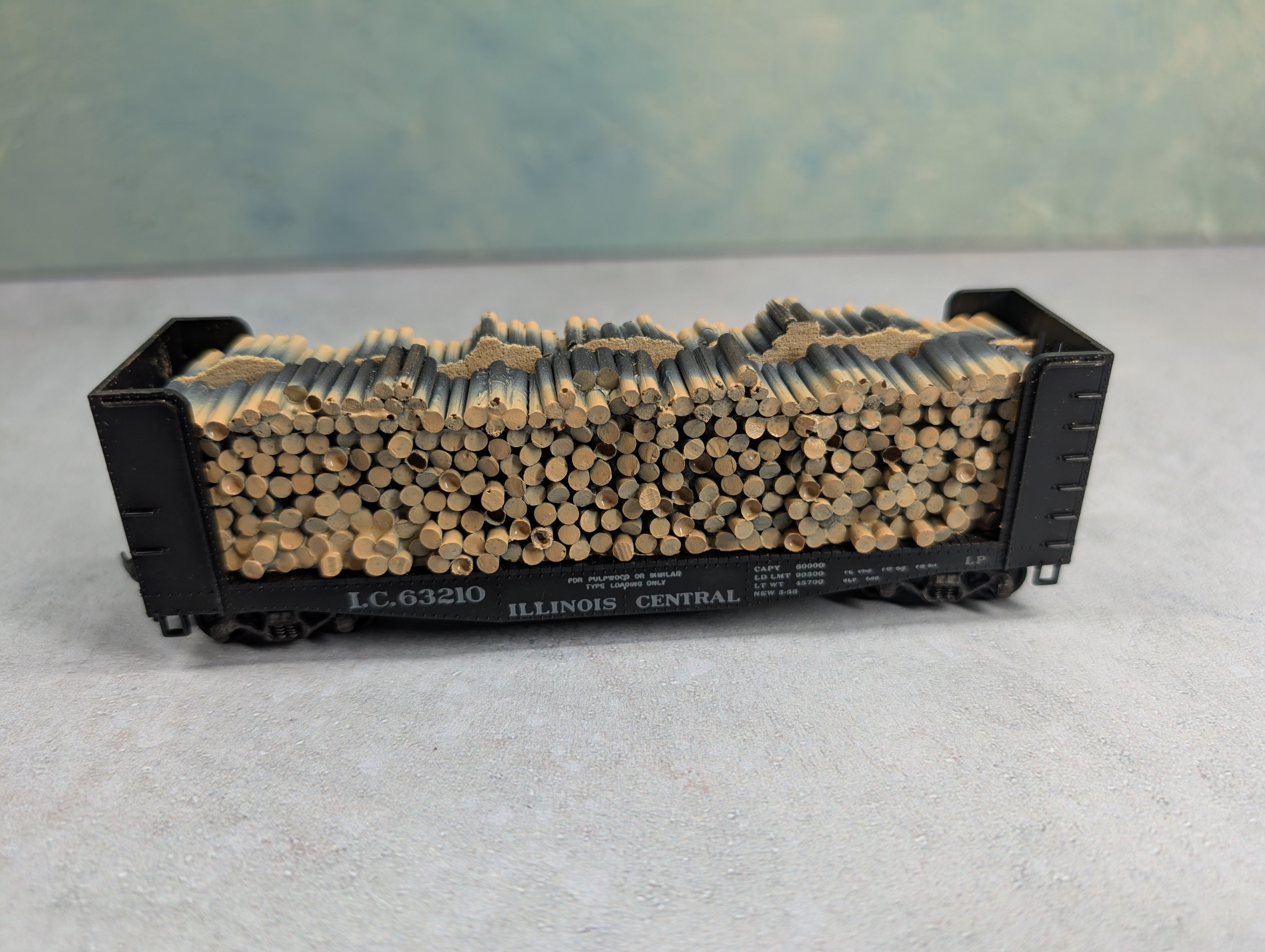 USED Athearn HO Scale Pulpwood Bulkhead Flat Car Illinois Central IC #63210 w/ Load