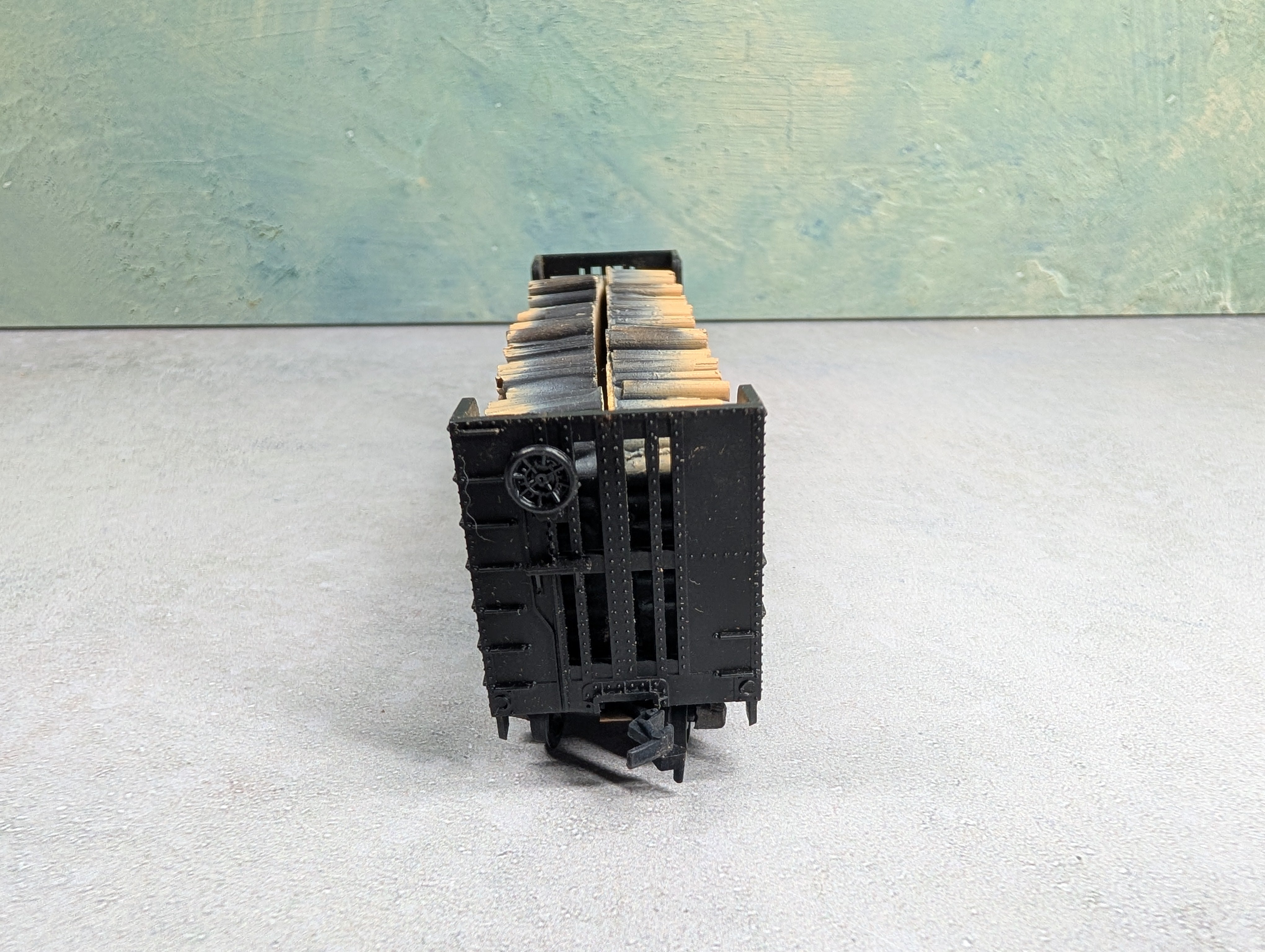 USED Athearn HO Scale Pulpwood Bulkhead Flat Car Illinois Central IC #63210 w/ Load