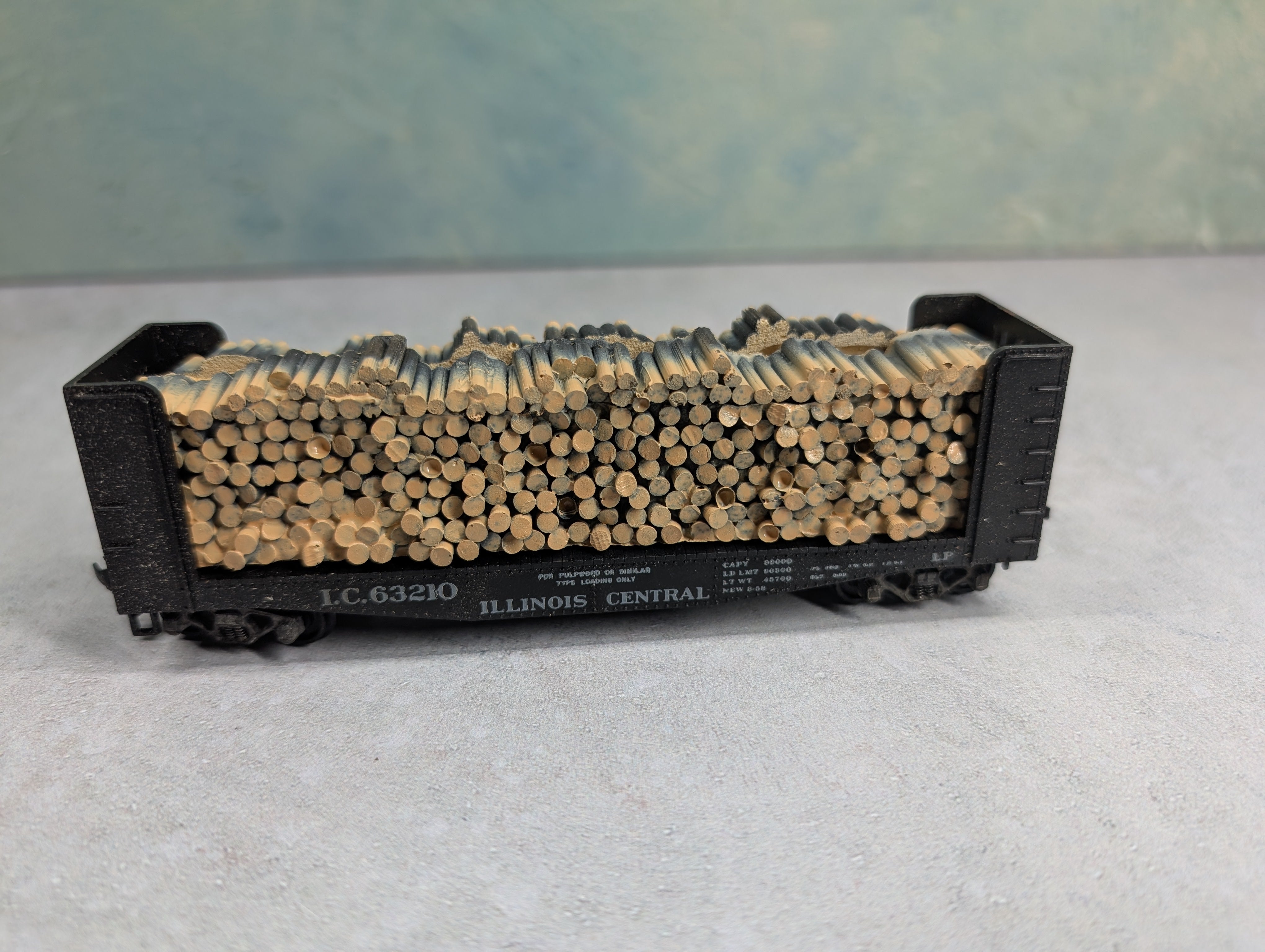 USED Athearn HO Scale Pulpwood Bulkhead Flat Car Illinois Central IC #63210 w/ Load