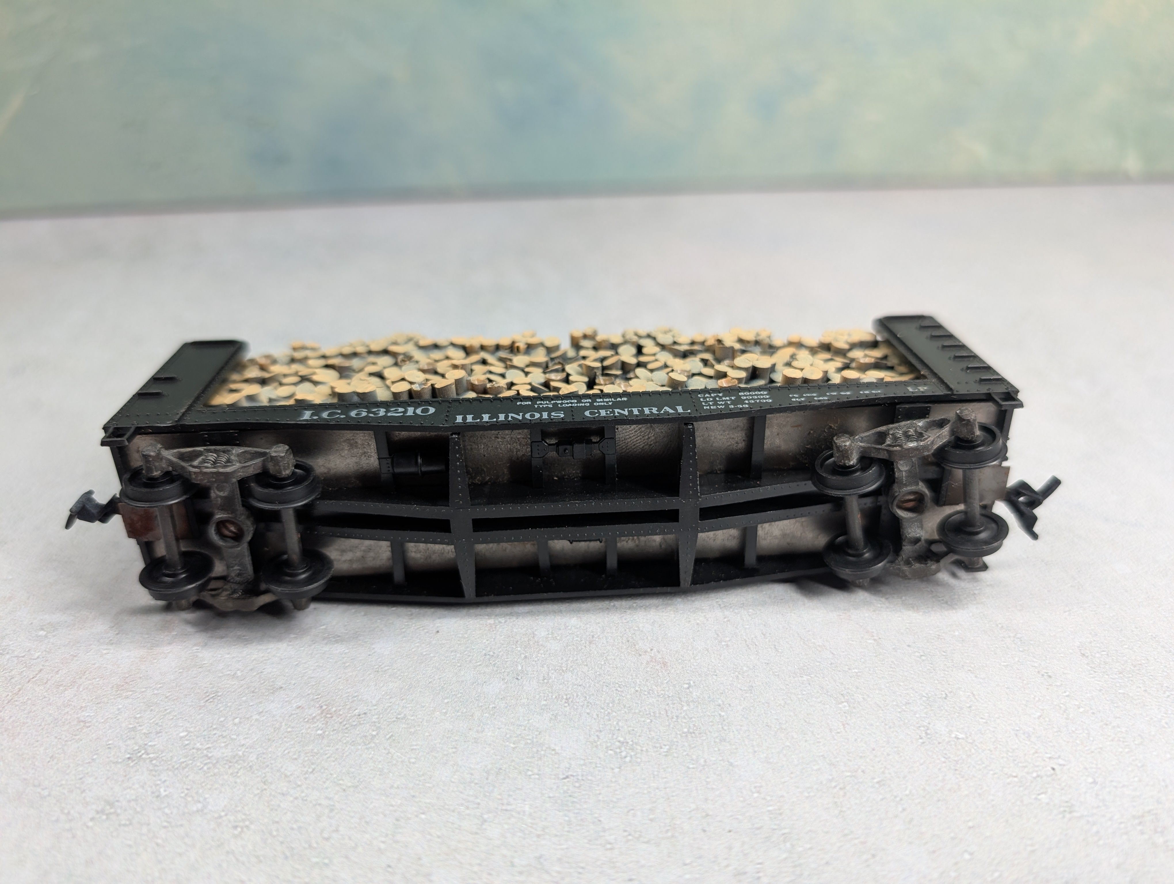USED Athearn HO Scale Pulpwood Bulkhead Flat Car Illinois Central IC #63210 w/ Load