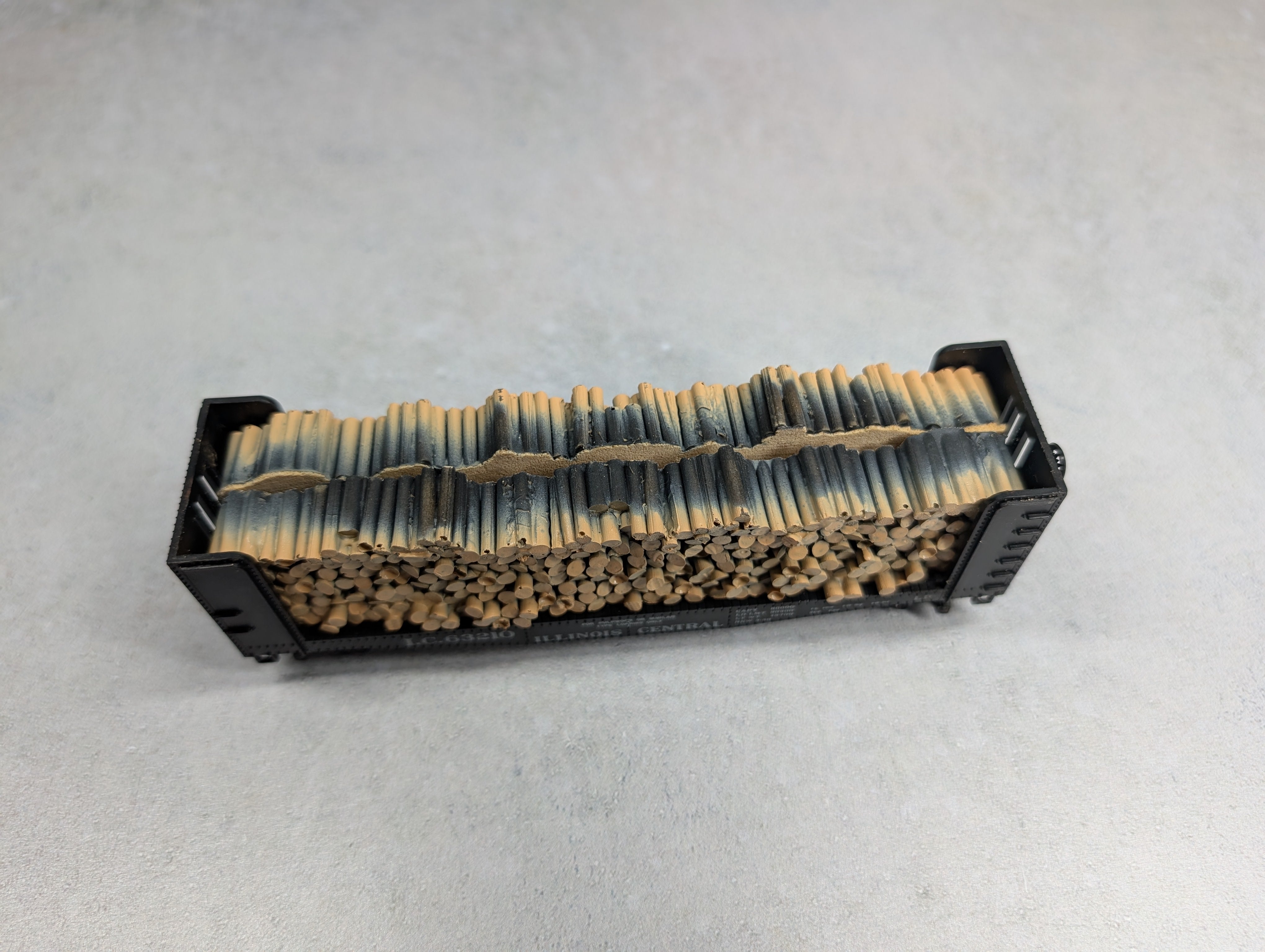 USED Athearn HO Scale Pulpwood Bulkhead Flat Car Illinois Central IC #63210 w/ Load