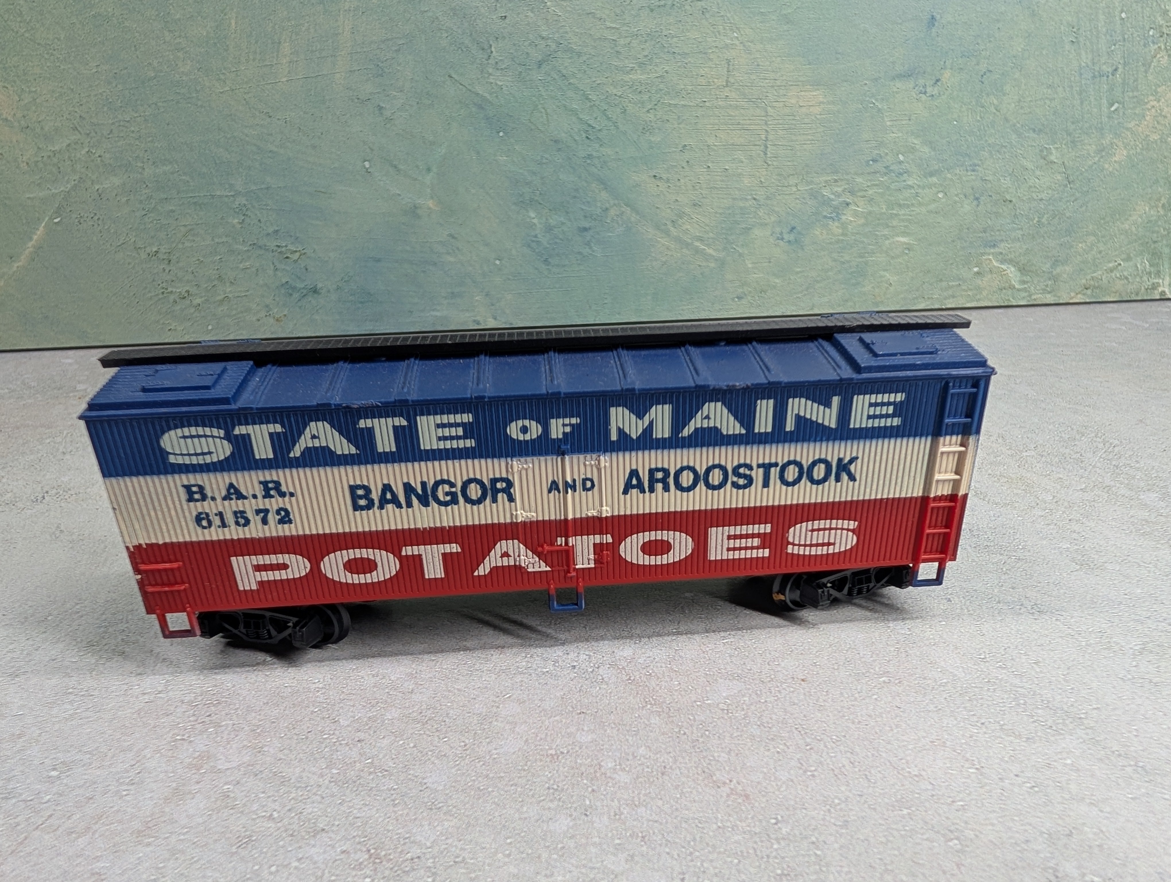 USED HO Scale 40' Wooden Billboard Reefer Bangor & Aroostook BAR #61572