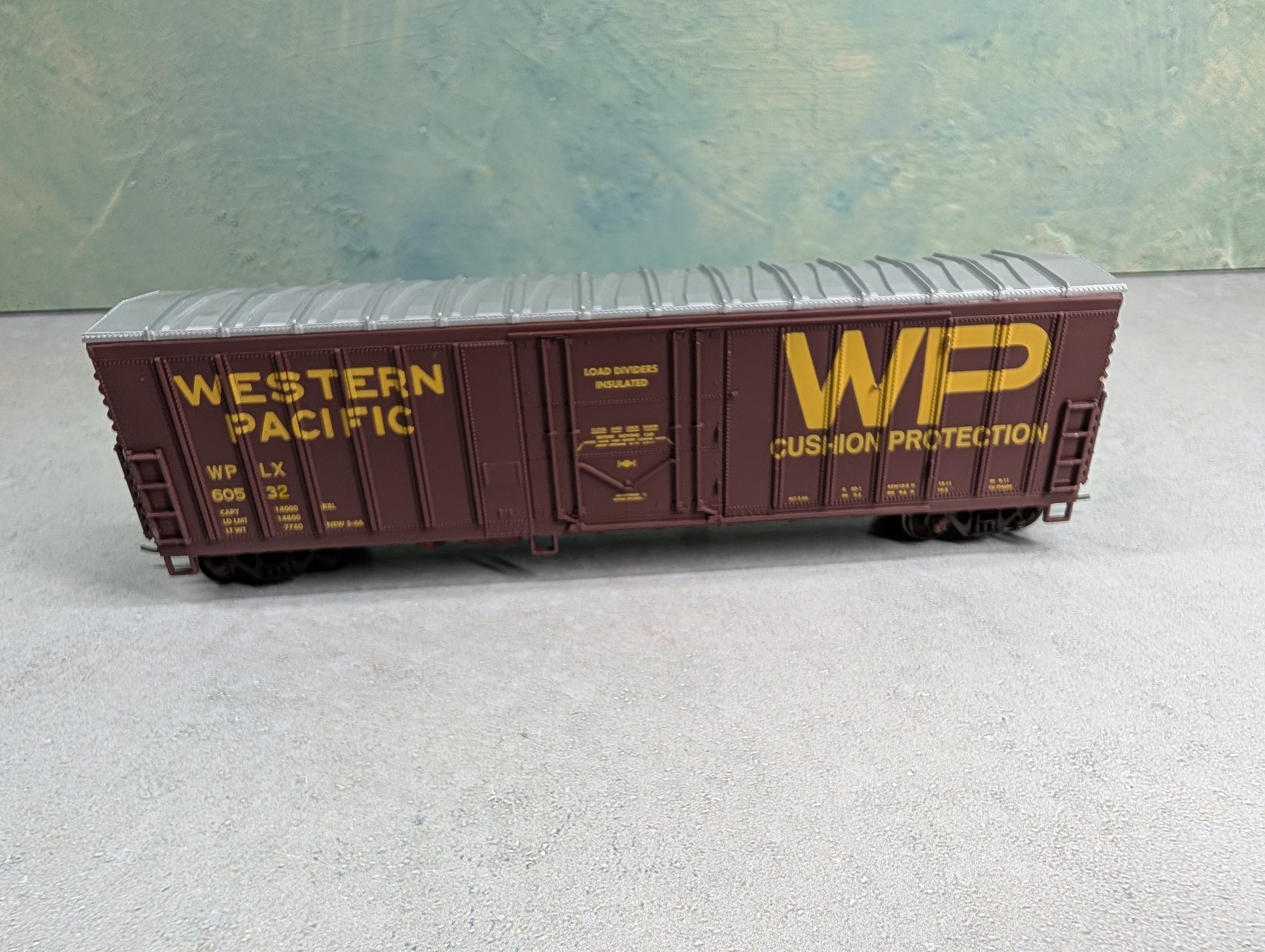 USED Walthers 932-3605 HO Scale North American 50' Exterior Post Box Car Western Pacific #60532