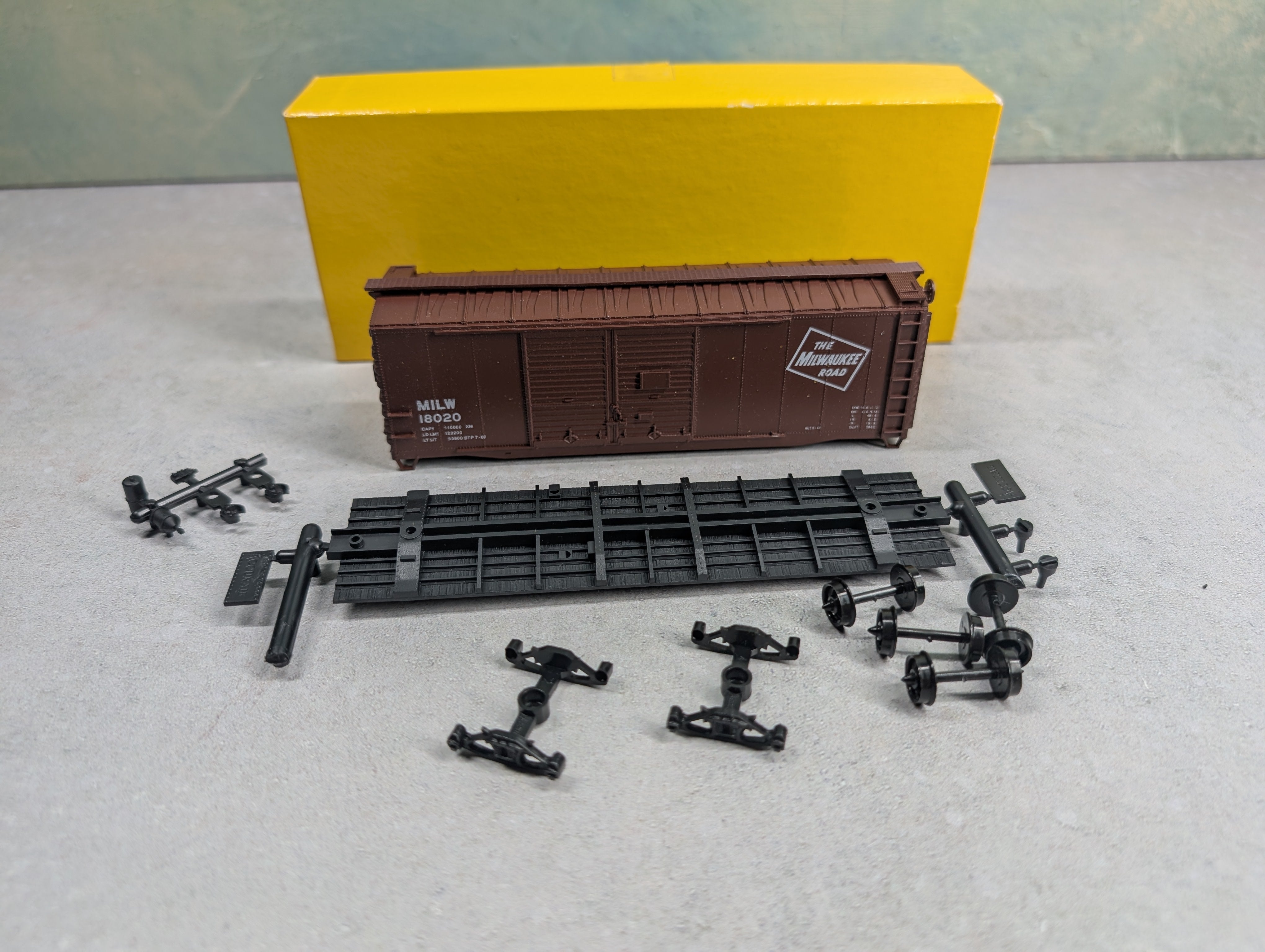 USED Accurail 3017 HO Scale 40' DD Box Car Milwaukee Road MILW #18012 KIT