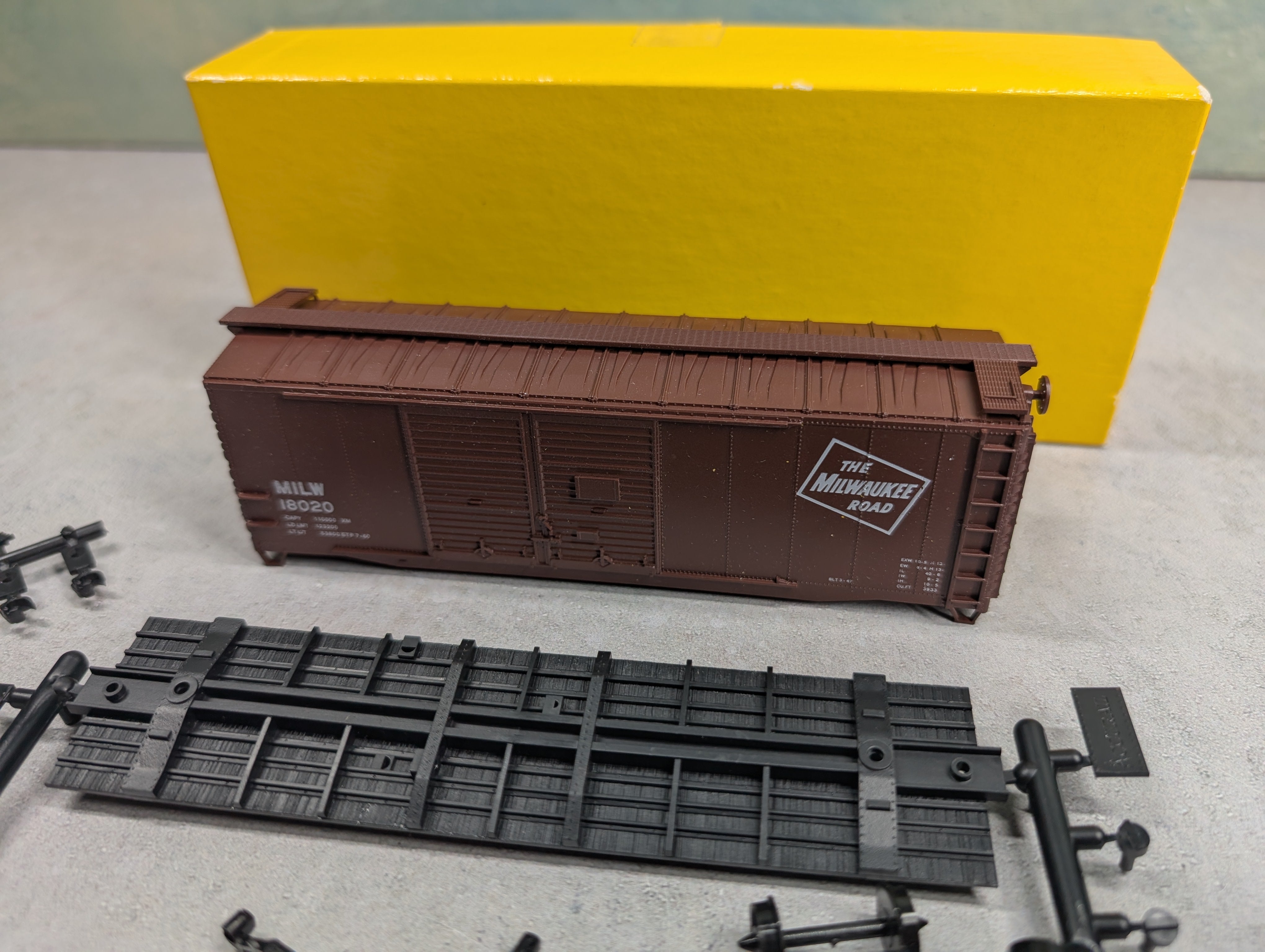 USED Accurail 3017 HO Scale 40' DD Box Car Milwaukee Road MILW #18012 KIT