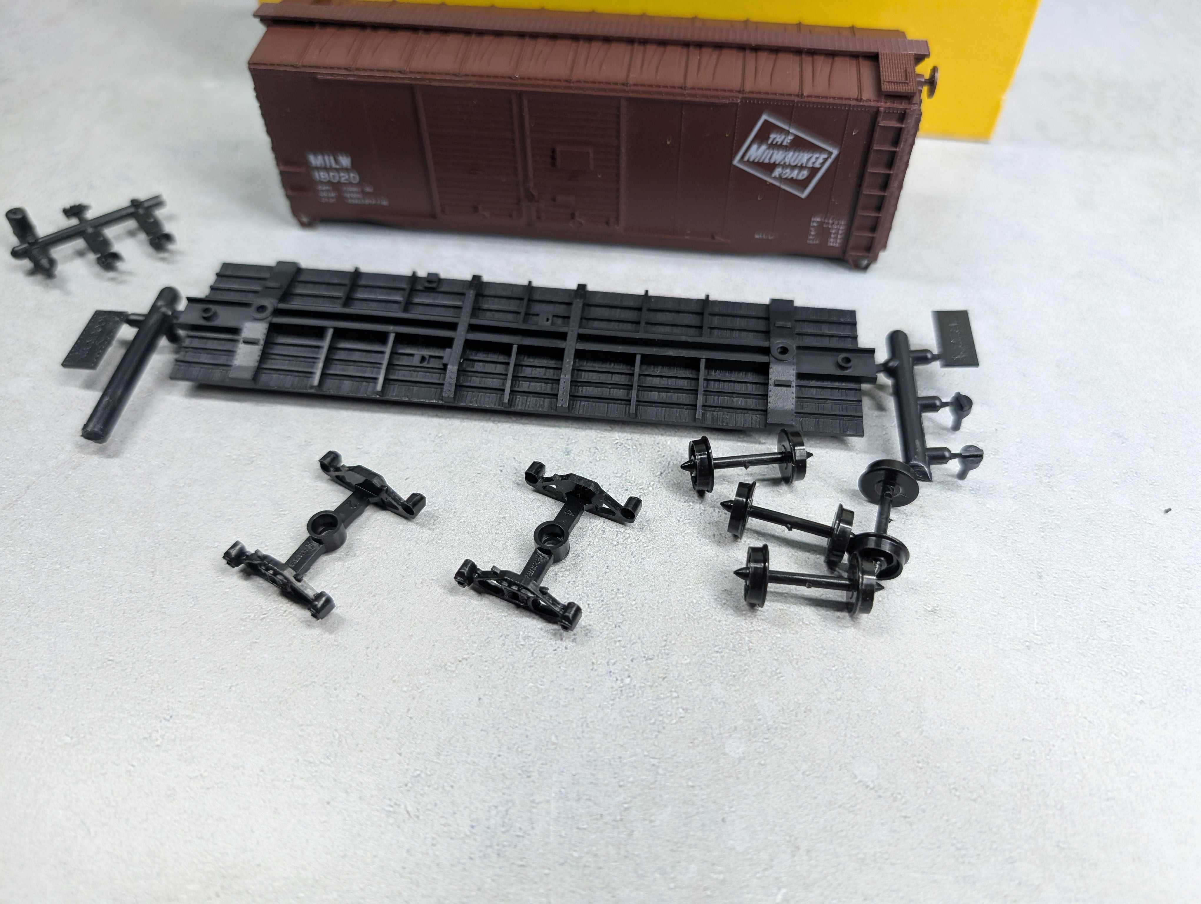 USED Accurail 3017 HO Scale 40' DD Box Car Milwaukee Road MILW #18012 KIT