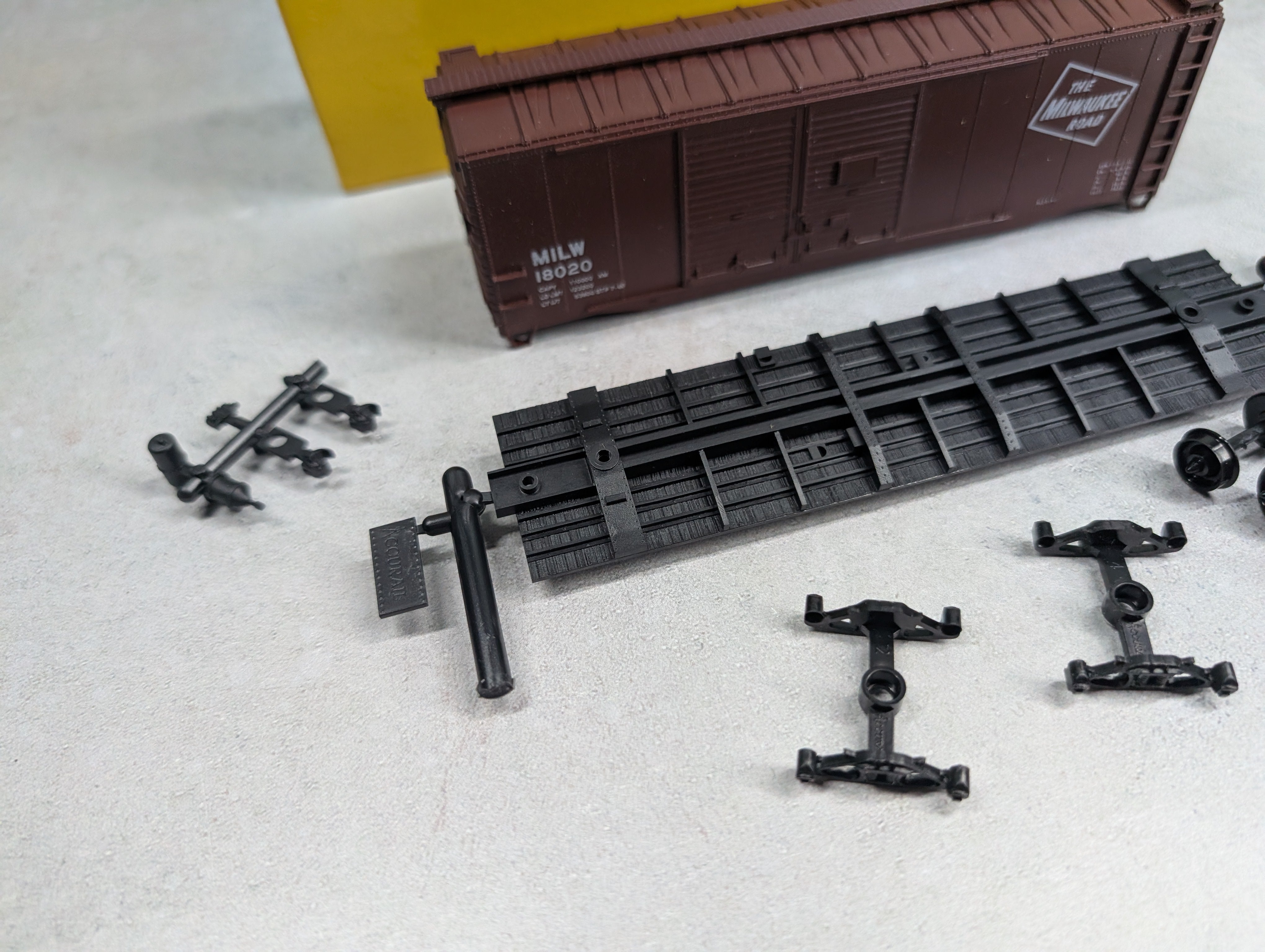 USED Accurail 3017 HO Scale 40' DD Box Car Milwaukee Road MILW #18012 KIT