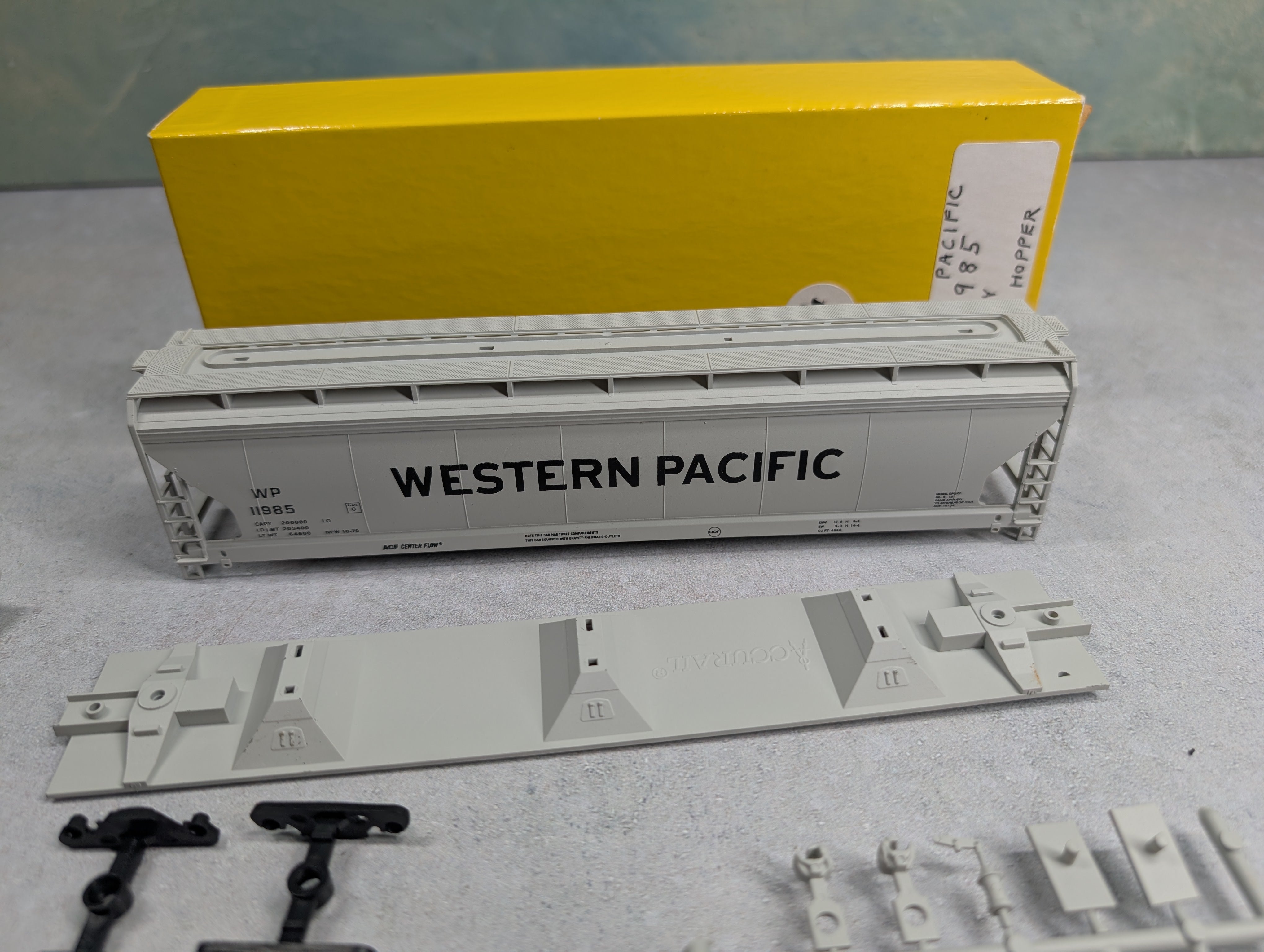 USED Accurail 2011 HO Scale ACF 3-Bay Covered Hopper Western Pacific WP #11985 KIT