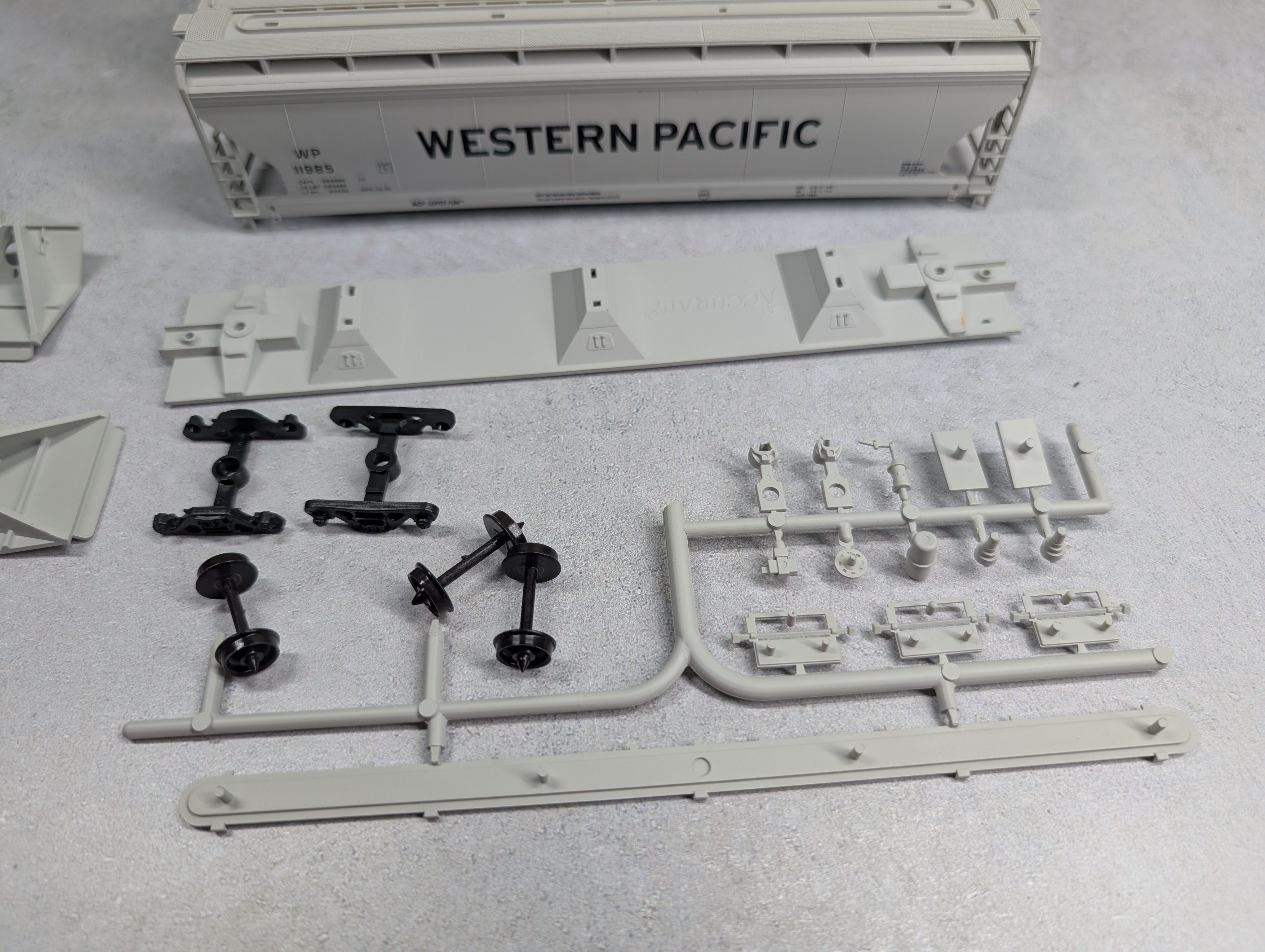 USED Accurail 2011 HO Scale ACF 3-Bay Covered Hopper Western Pacific WP #11985 KIT