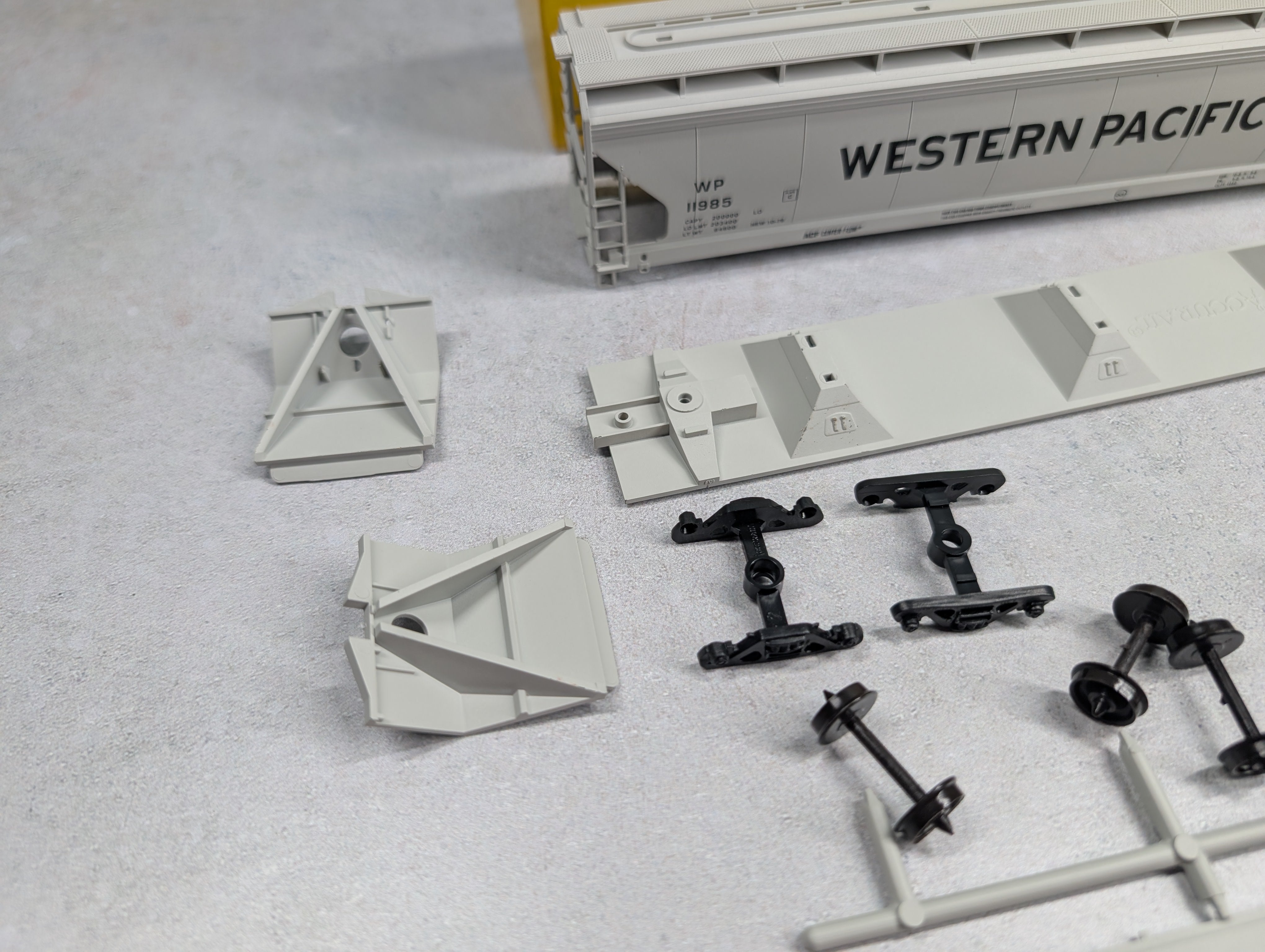 USED Accurail 2011 HO Scale ACF 3-Bay Covered Hopper Western Pacific WP #11985 KIT