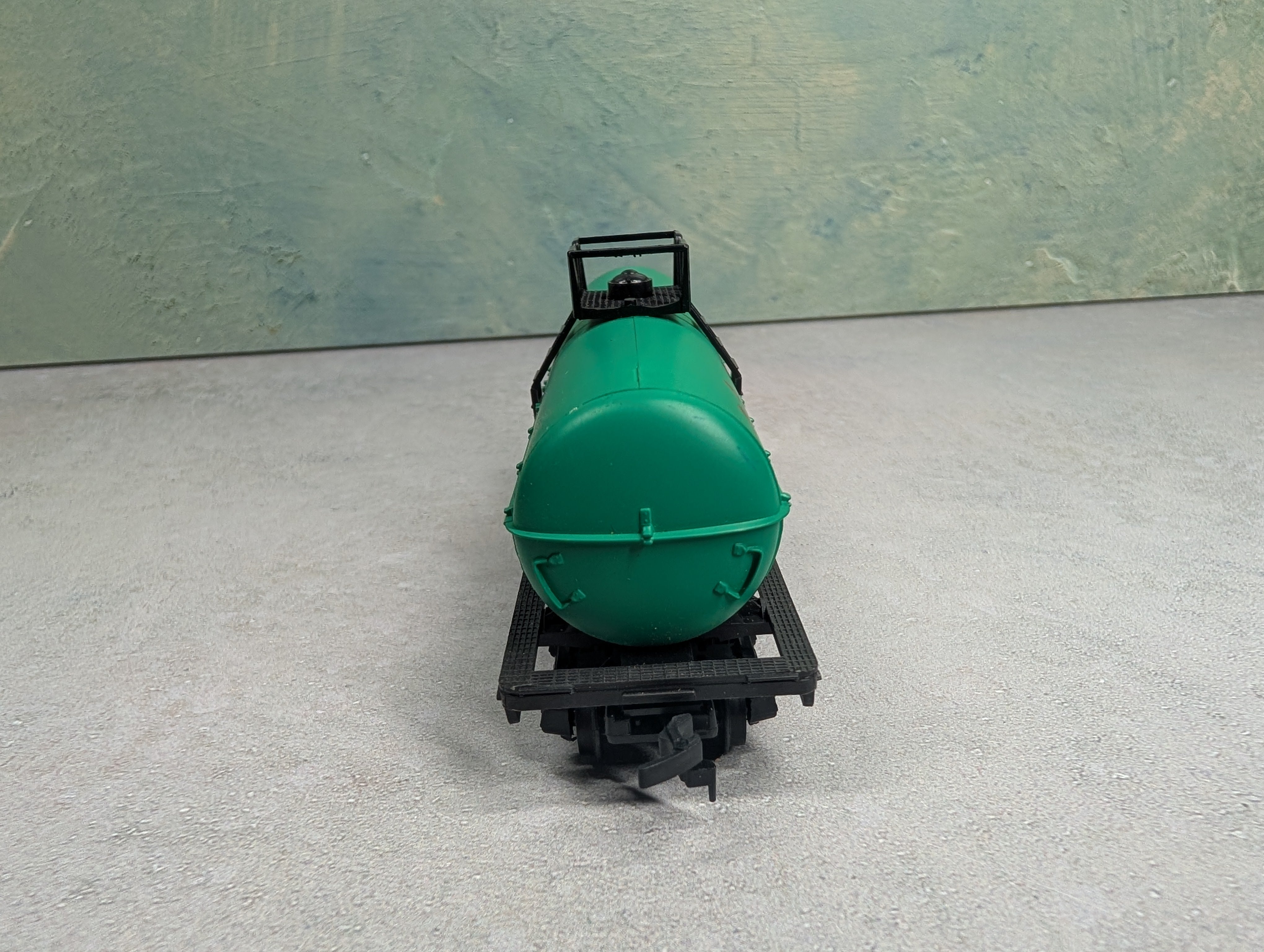 USED HO Scale Tank Car Celanese Chemicals GATX #39617