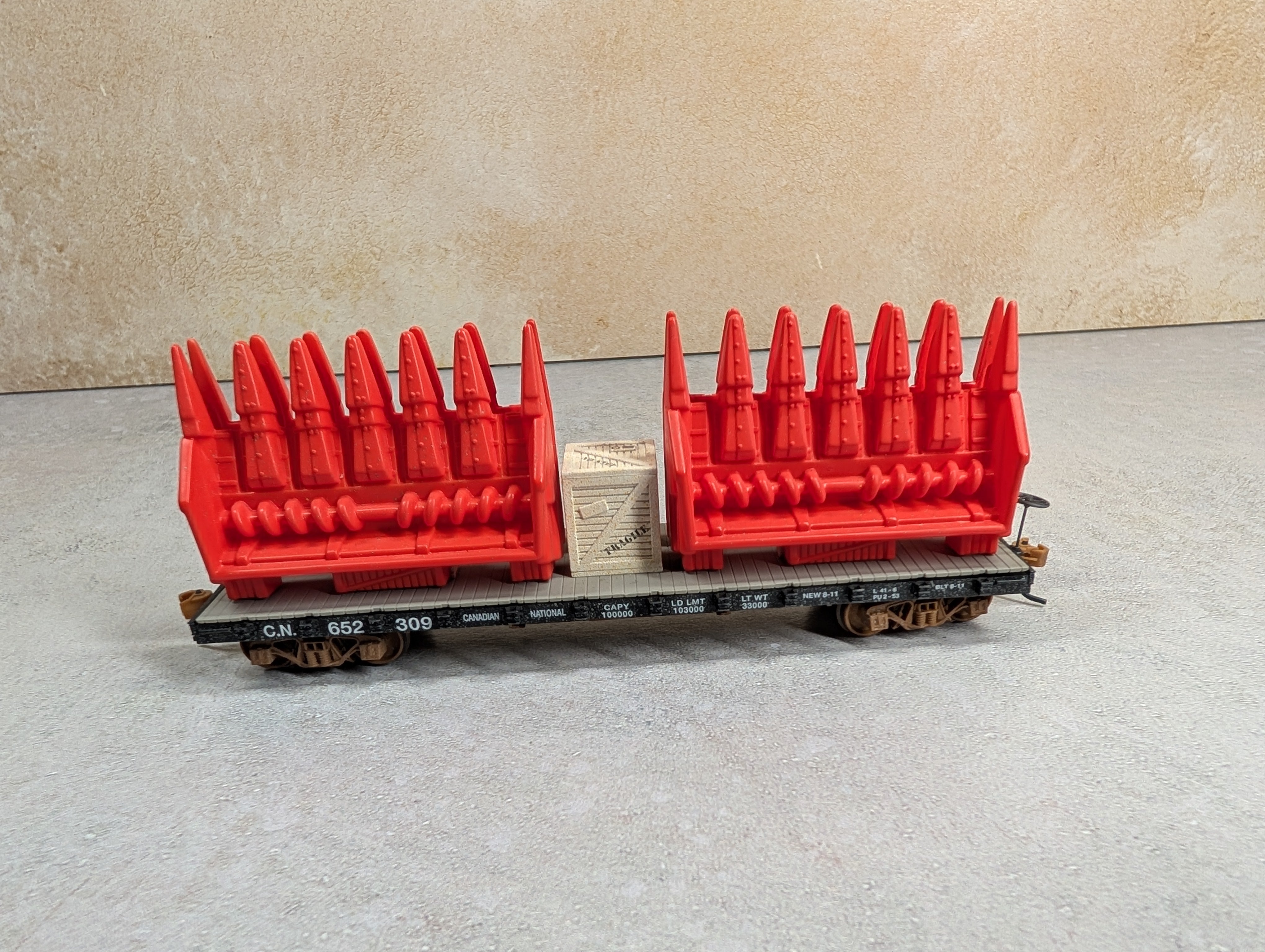 USED HO Scale Flat Car w/ Six Row Cornhead Load Canadian National CN #652309