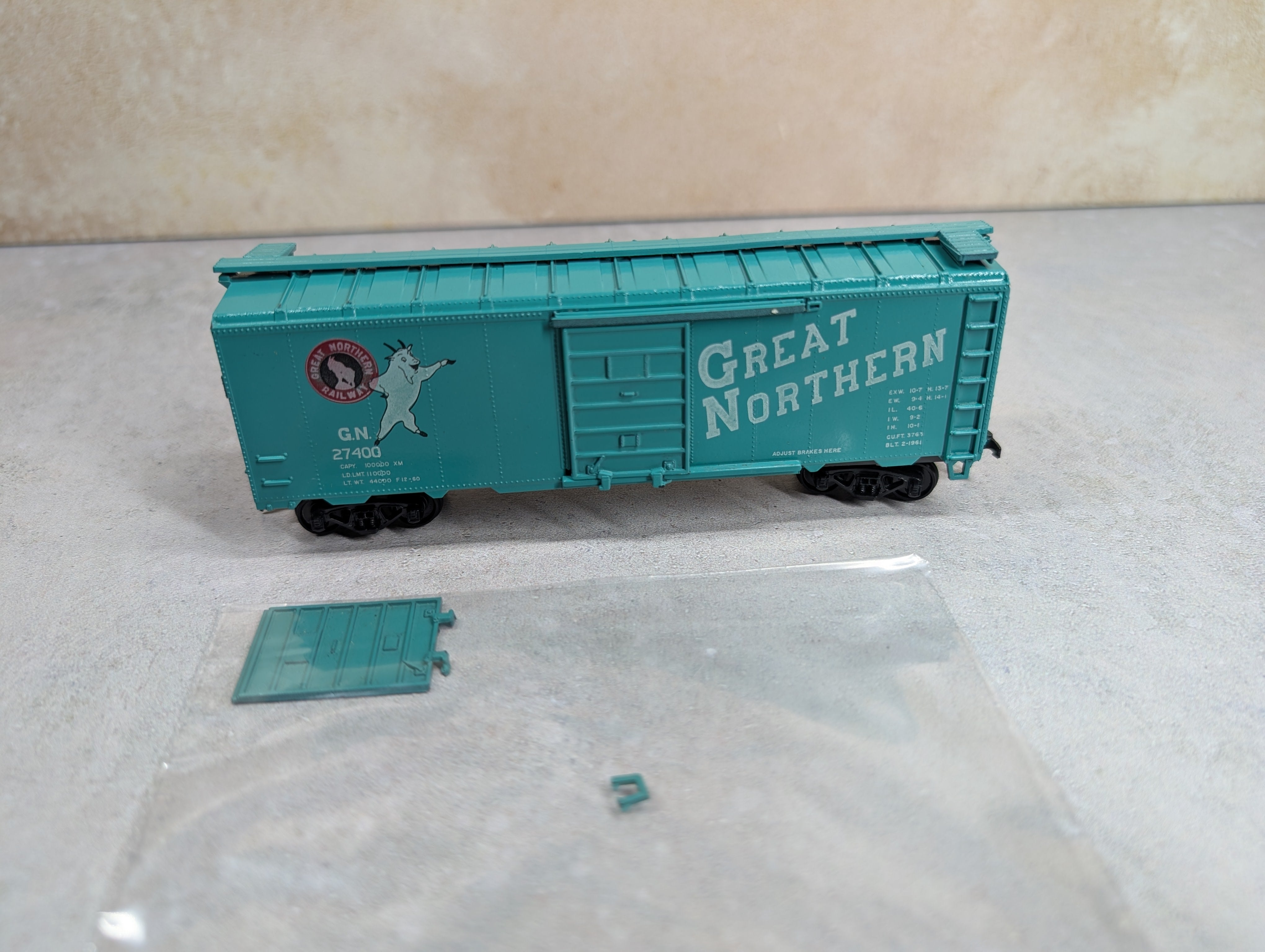 USED Roundhouse HO Scale 40' Box Car Great Northern GN #27400