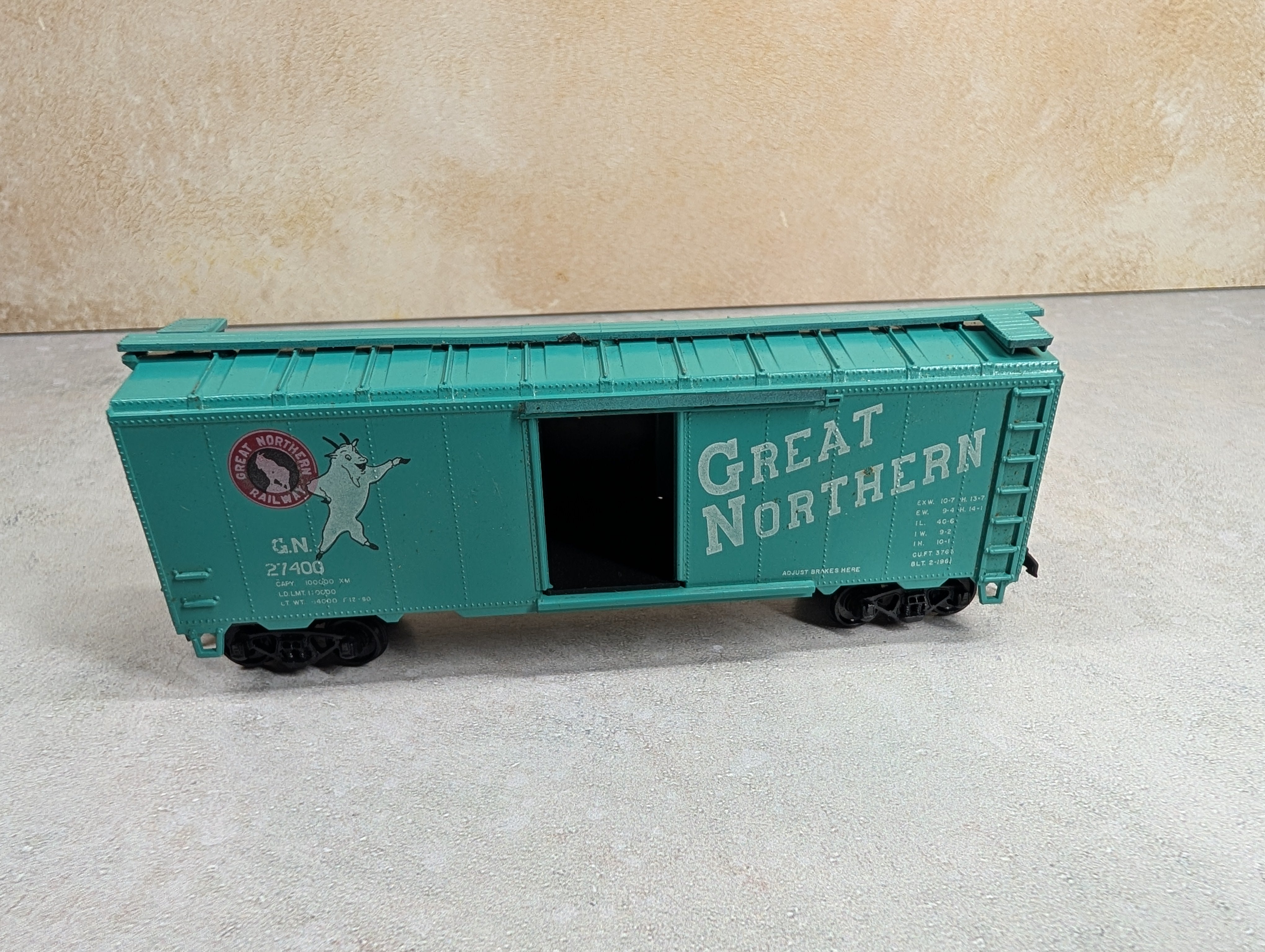 USED Roundhouse HO Scale 40' Box Car Great Northern GN #27400