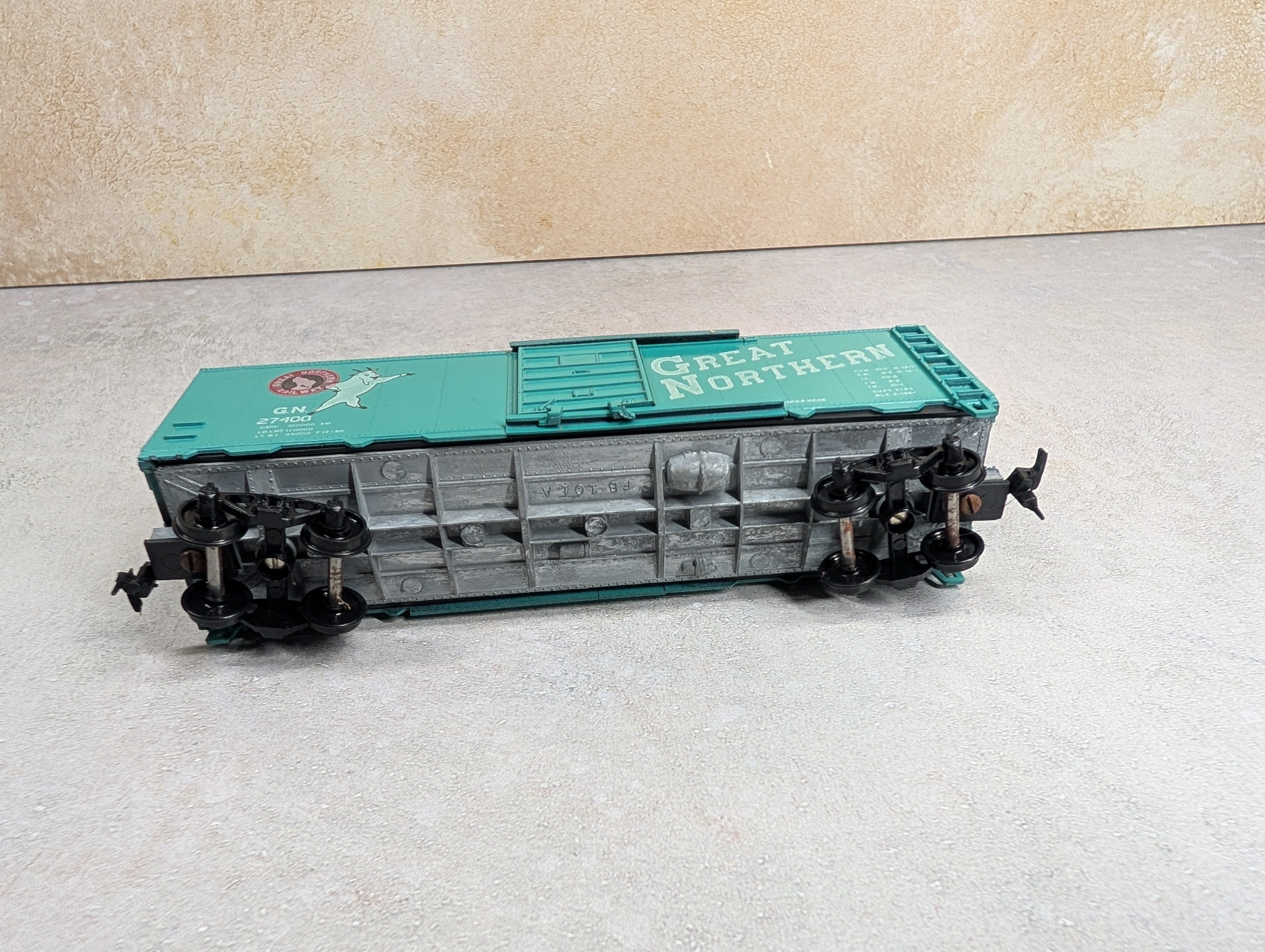USED Roundhouse HO Scale 40' Box Car Great Northern GN #27400