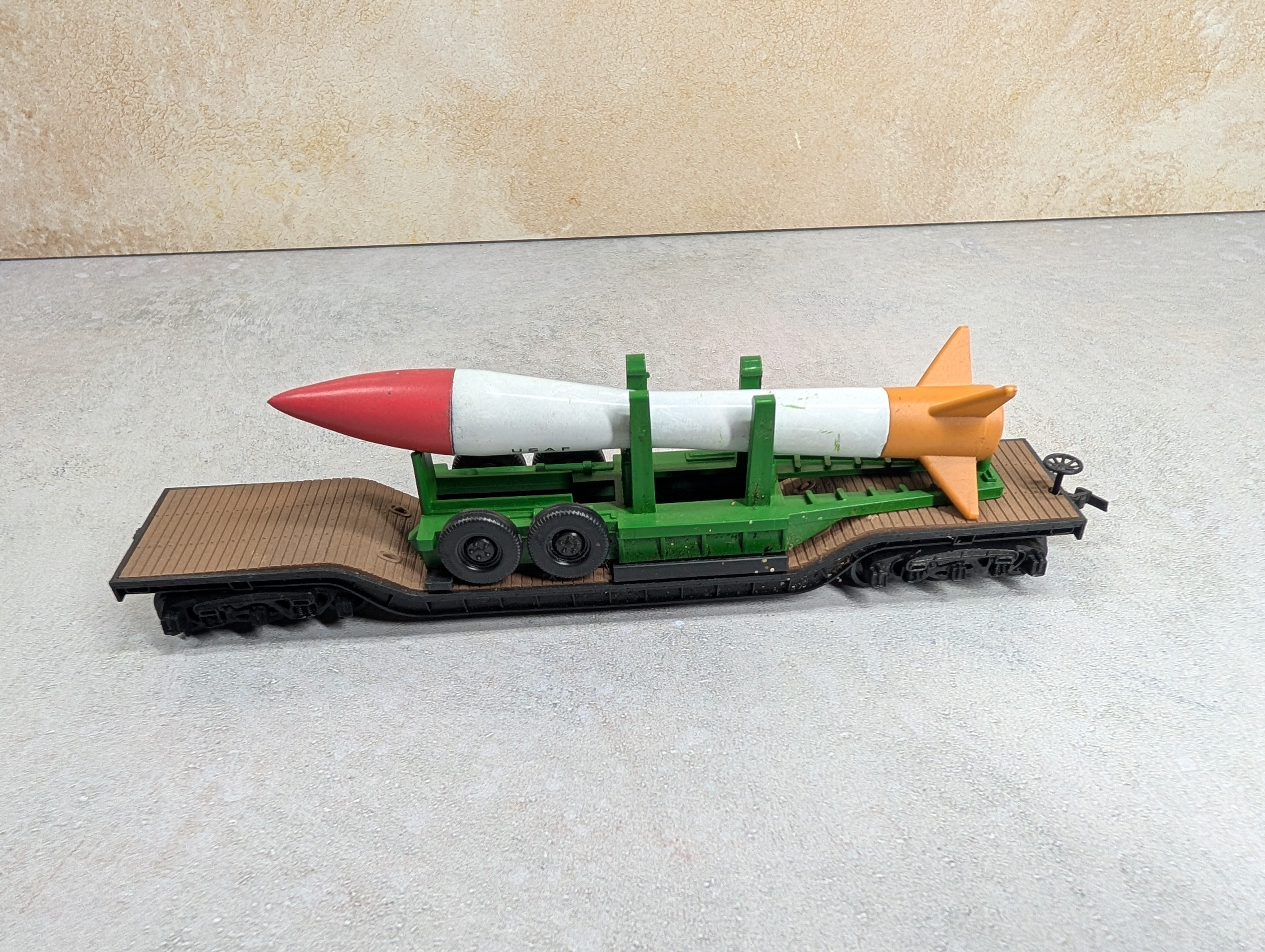 USED Bachmann HO Scale Center Depressed Flat Car w/ USAF Missile