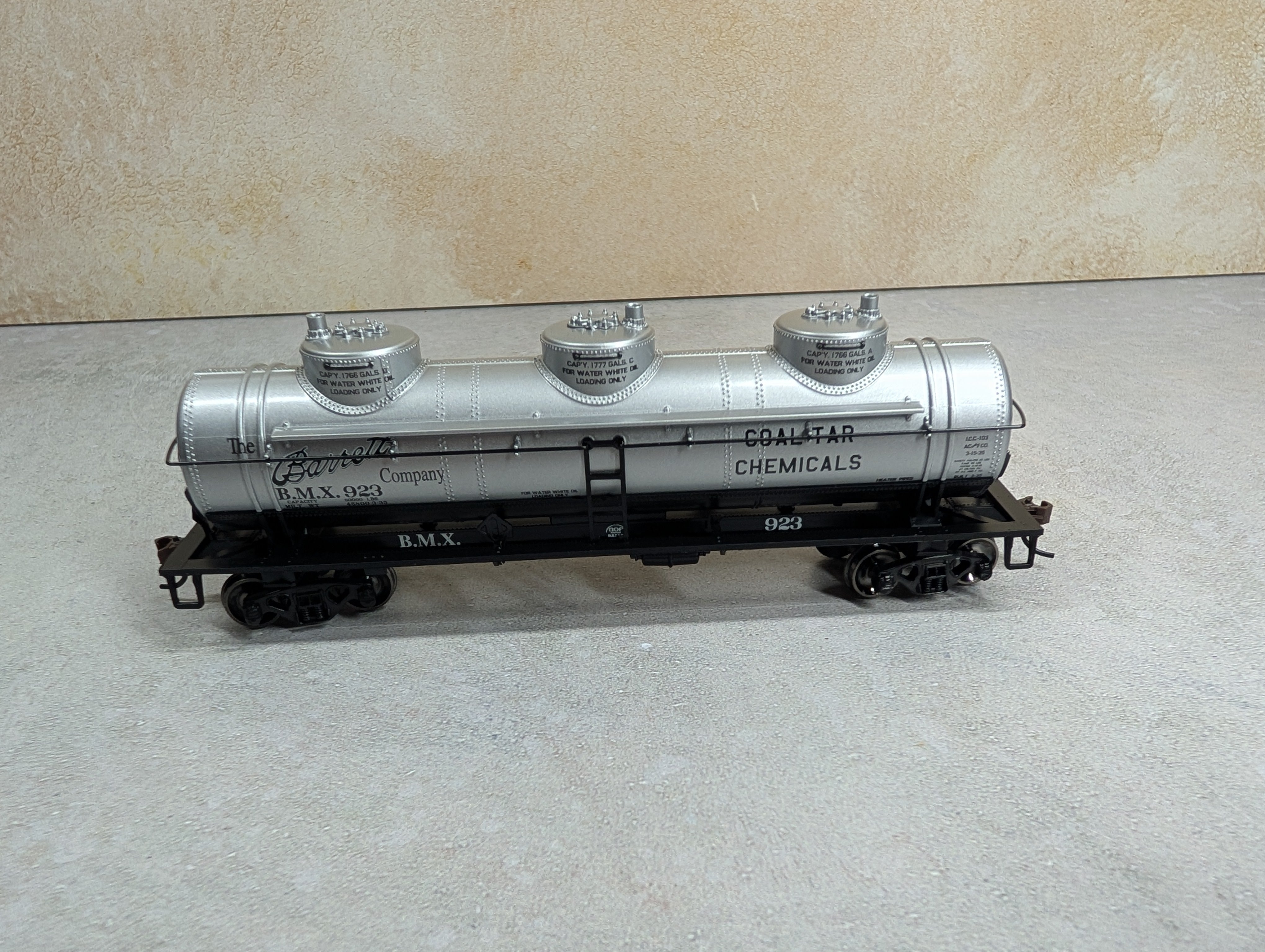 USED Athearn HO Scale Triple Dome Tank Car Barrett Company BMX #923