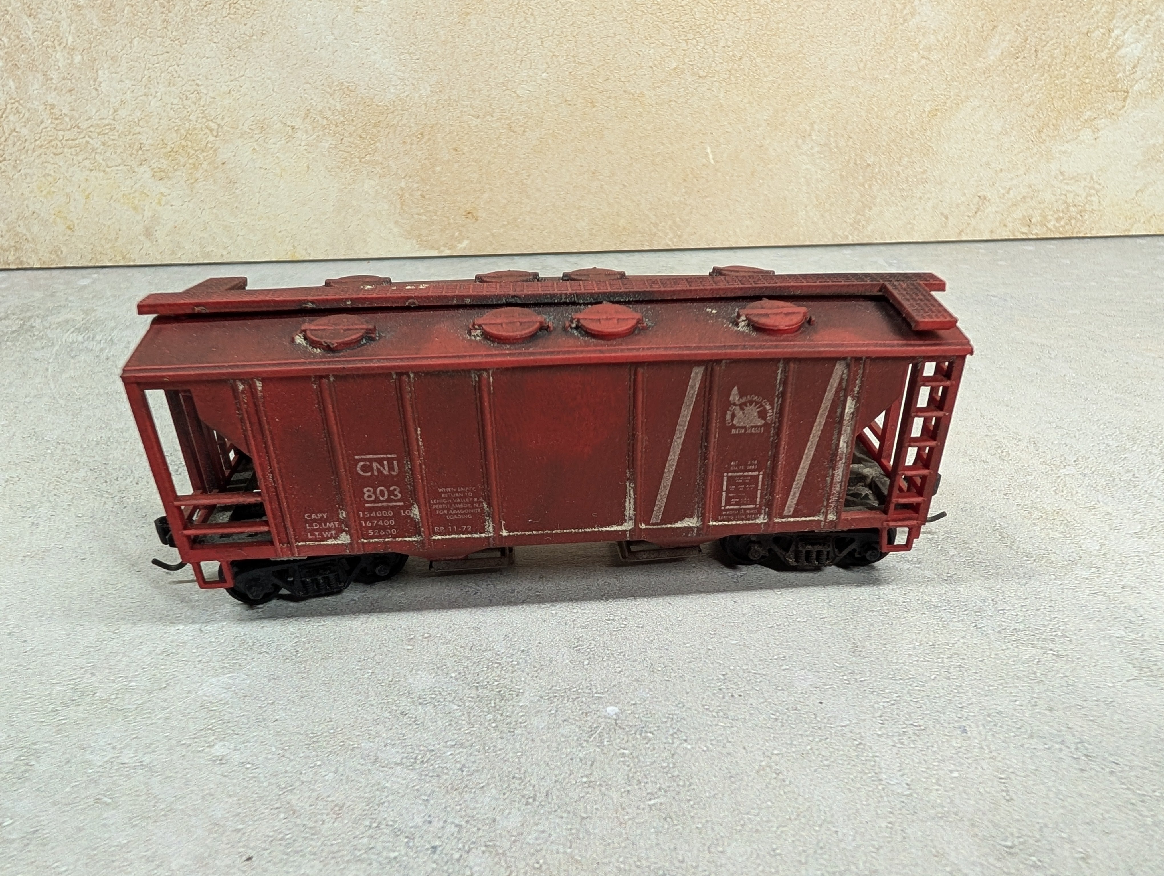 USED Roundhouse HO Scale Beautifully Weathered Covered Hopper Central Railroad of New Jersey CNJ #803