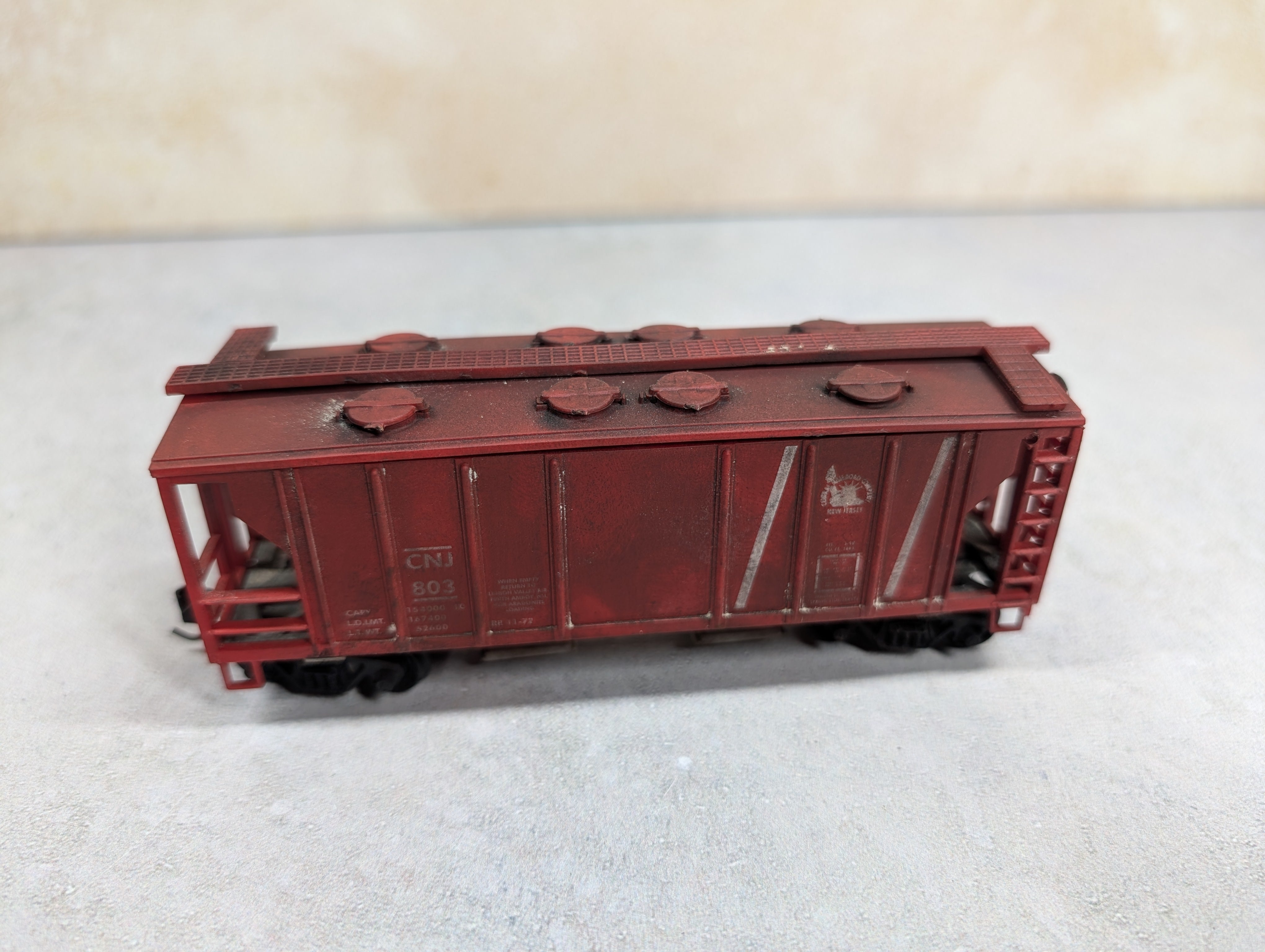 USED Roundhouse HO Scale Beautifully Weathered Covered Hopper Central Railroad of New Jersey CNJ #803