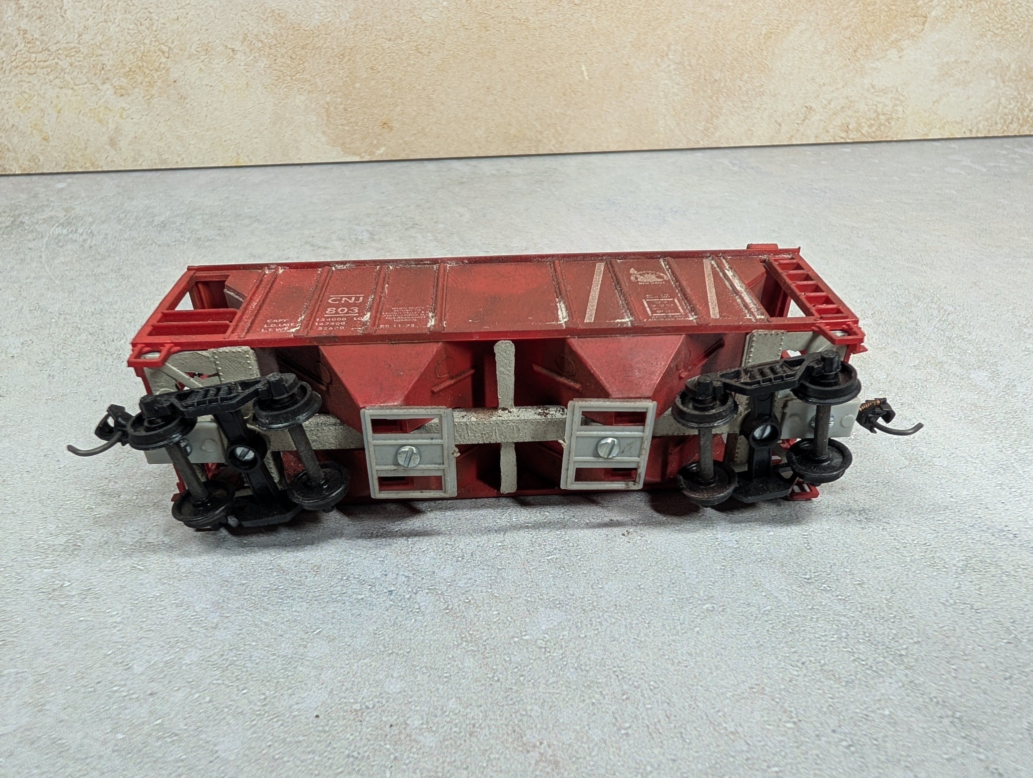 USED Roundhouse HO Scale Beautifully Weathered Covered Hopper Central Railroad of New Jersey CNJ #803