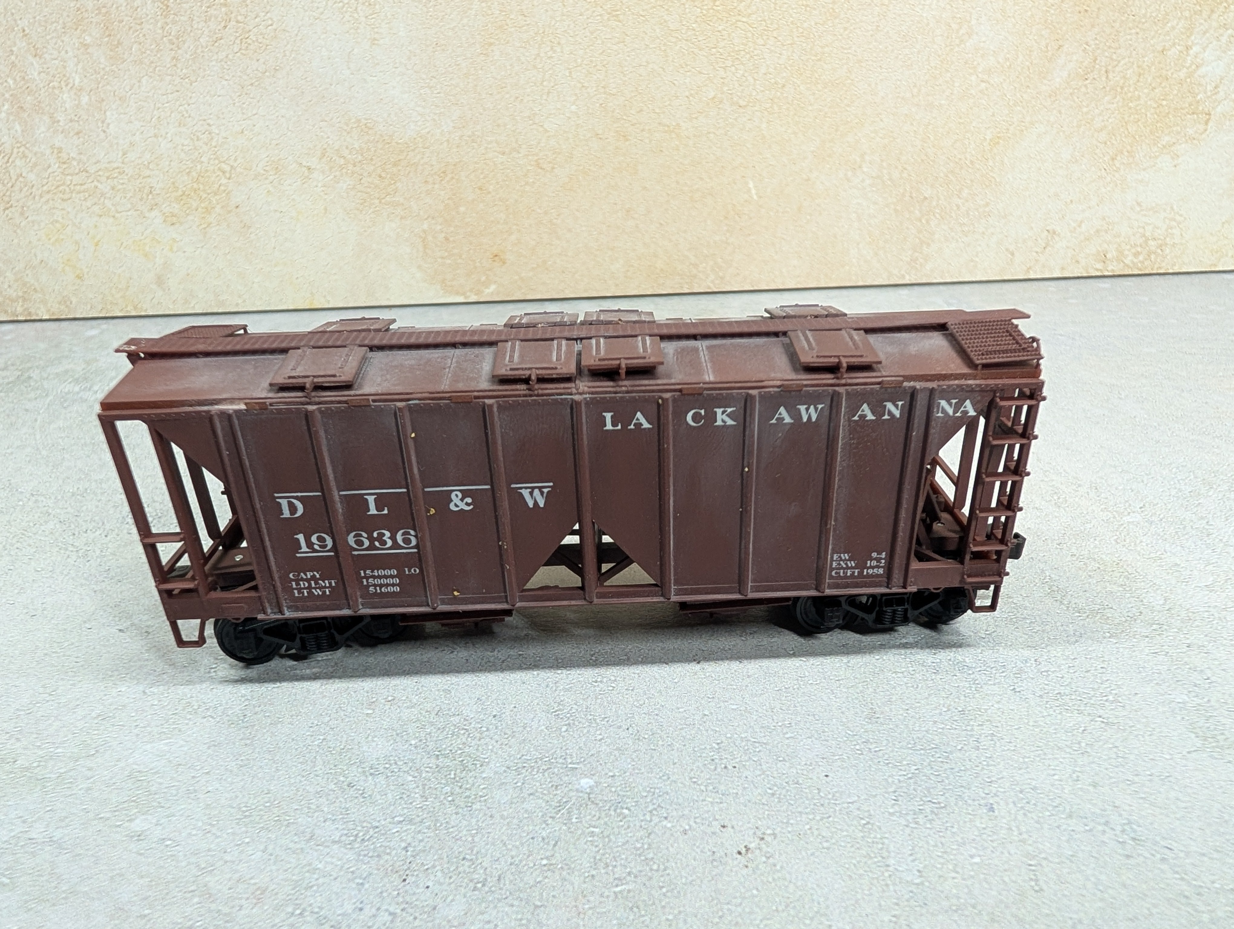 USED Bowser HO Scale Lightly Weathered Covered Hopper Delaware, Lackawanna & Western DL&W #19636