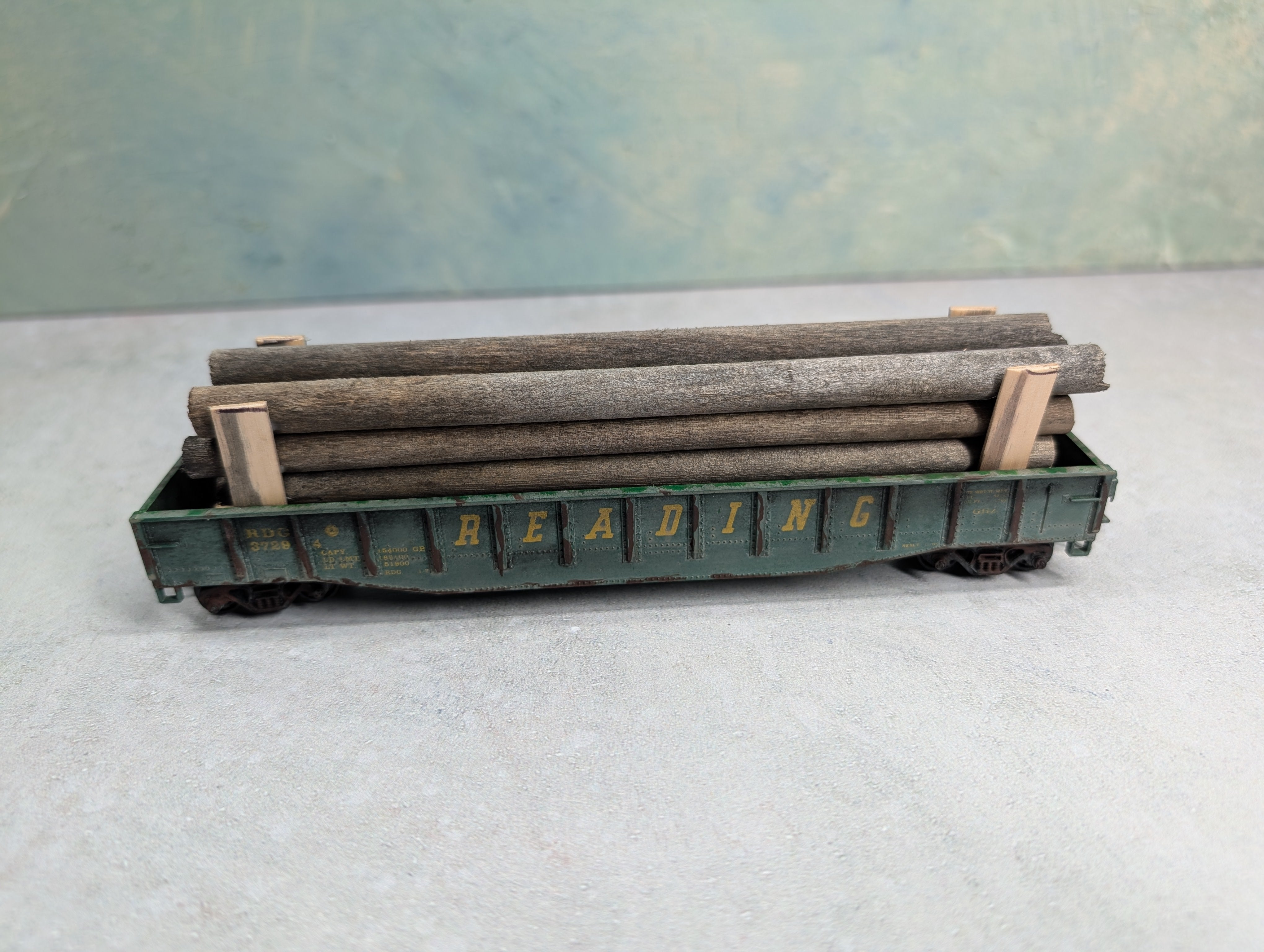 USED Walthers HO Scale Beautifully Weathered Gondola w/ Lumber Load Reading RDG #37294