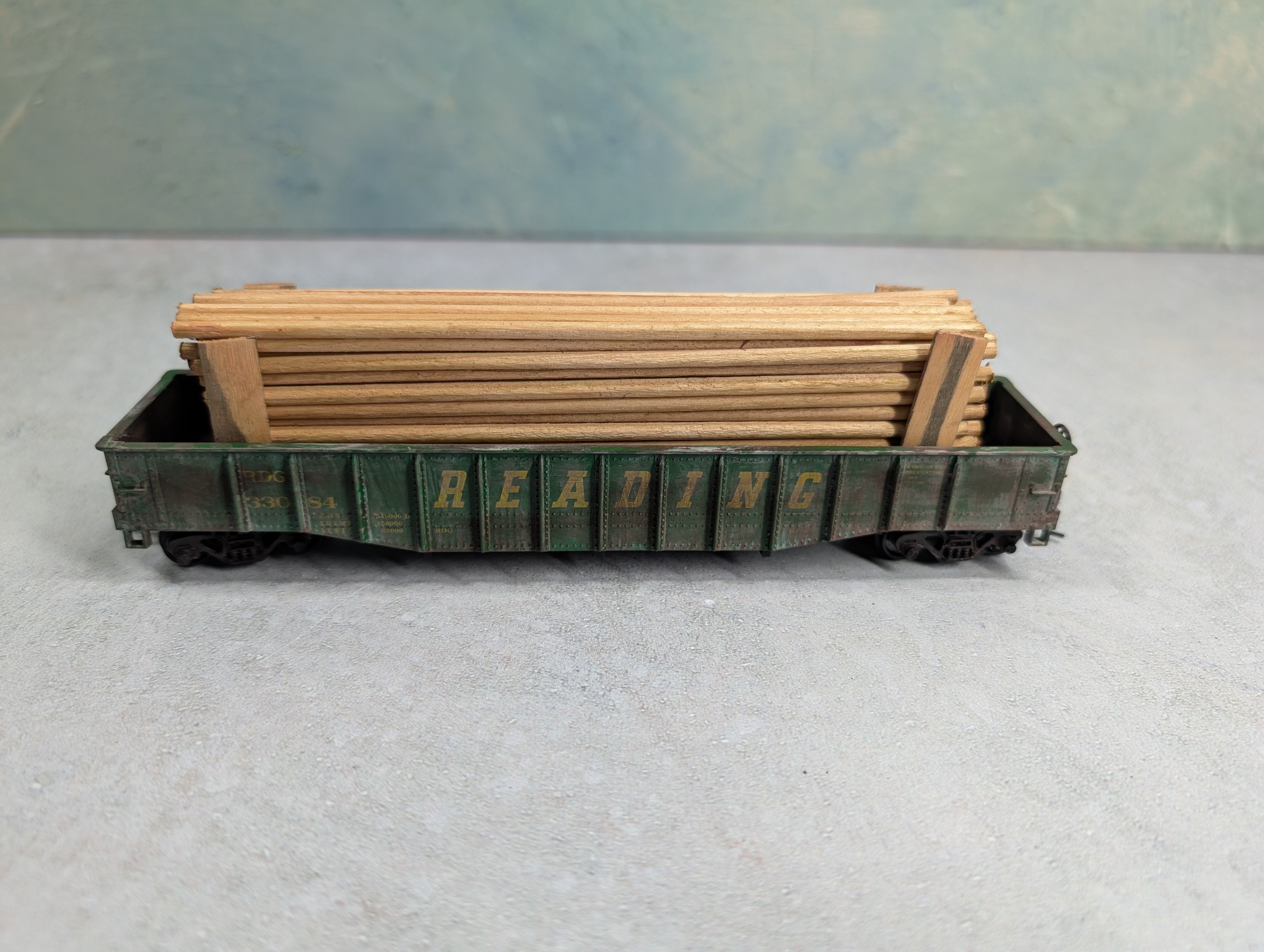 USED Athearn HO Scale Beautifully Weathered Gondola w/ Lumber Load Reading RDG #33084