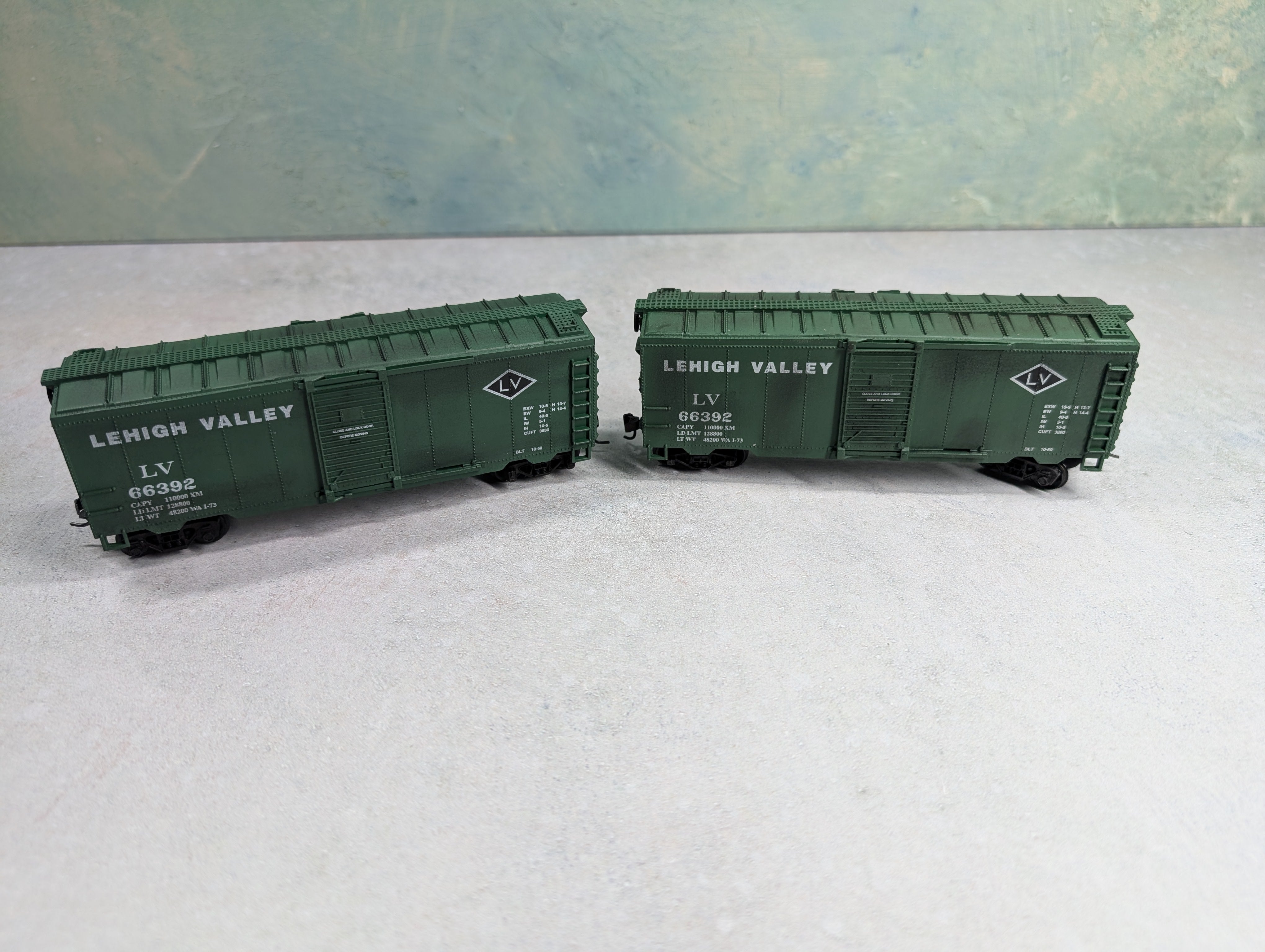 USED HO Scale Beautifully Weathered Box Cars Lehigh Valley LV #66392 (2 pcs)