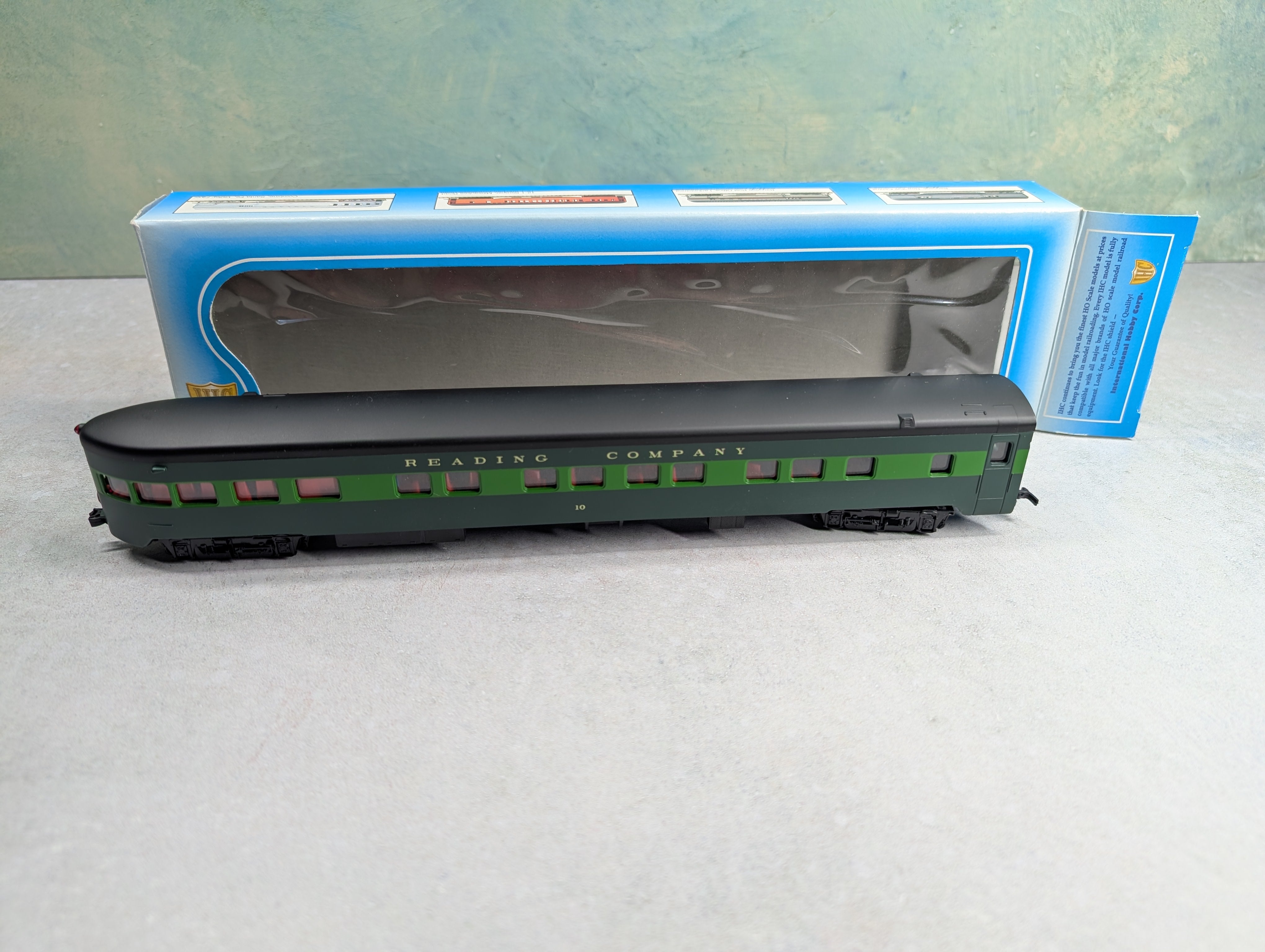 USED IHC 49577 HO Scale OBS Heavyweight Passenger Car Reading #10 w/ Interiors