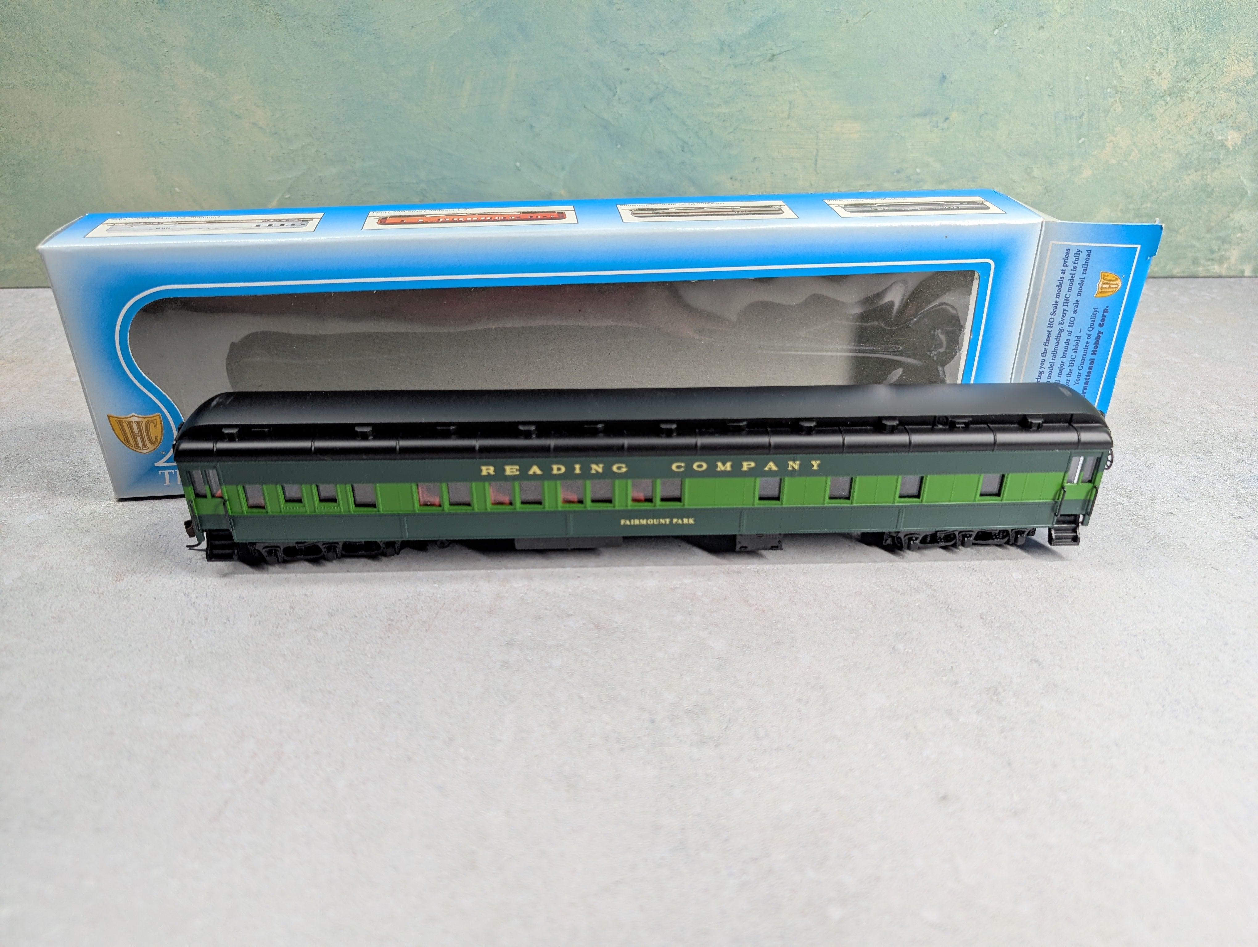 USED IHC 49576 HO Scale 8-1-2 Sleeper Heavyweight Passenger Car Reading Fairmount Park, w/ Interiors