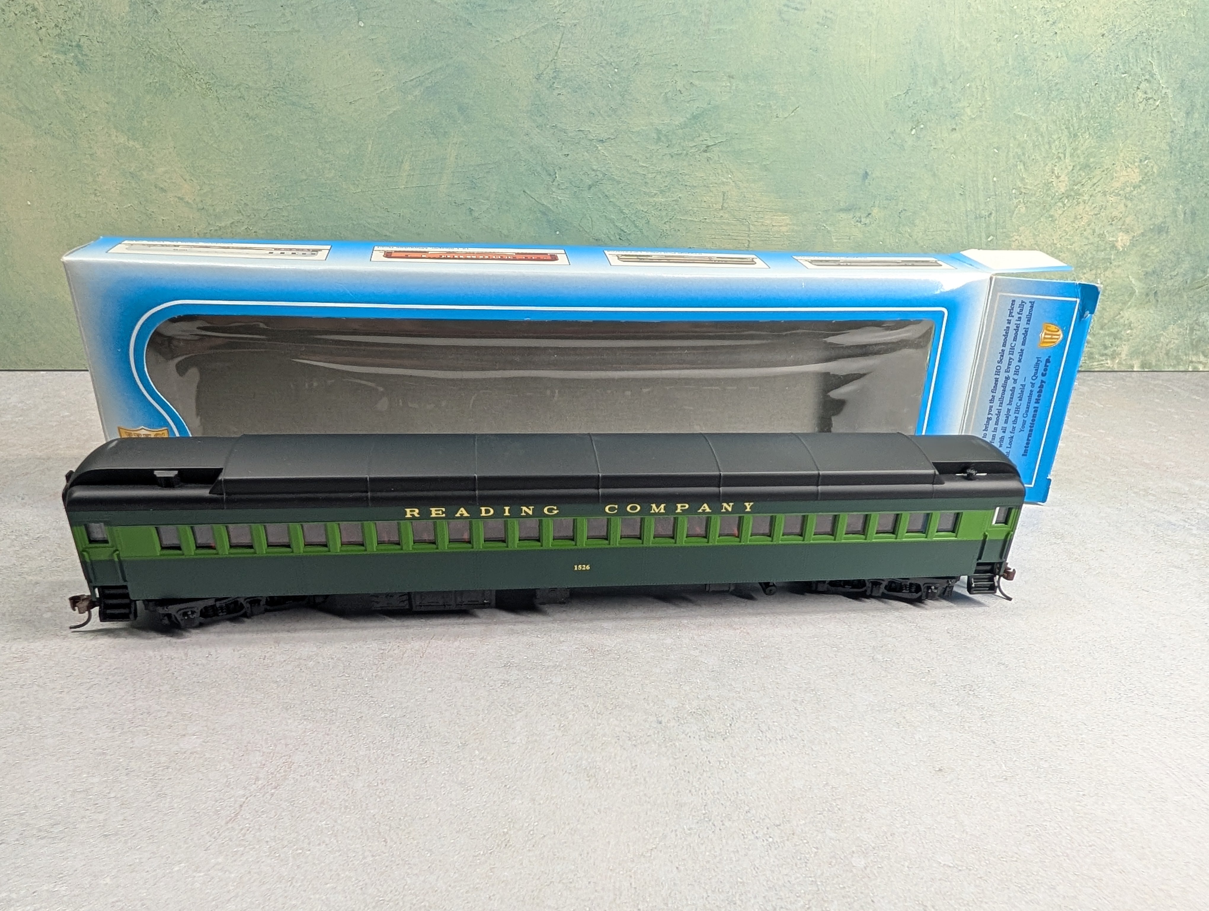 USED IHC 49571 HO Scale Coach Heavyweight Passenger Car Reading #1526 w/ Interiors