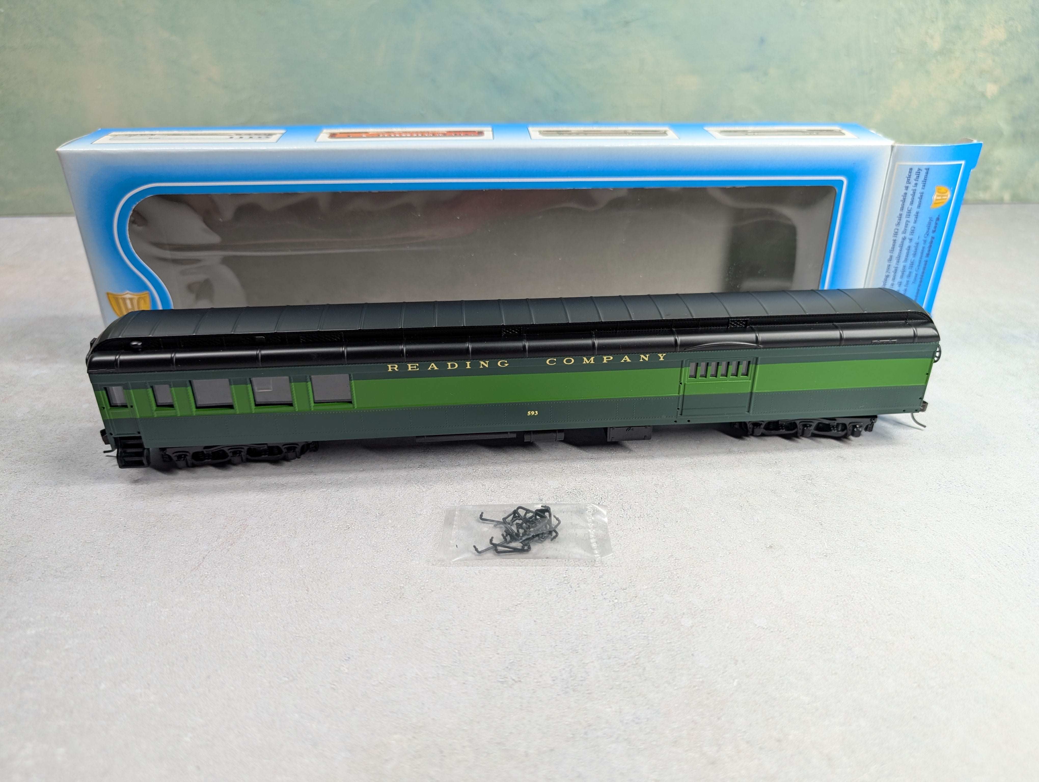 USED IHC 47572 HO Scale Combine Heavyweight Passenger Car Reading #593